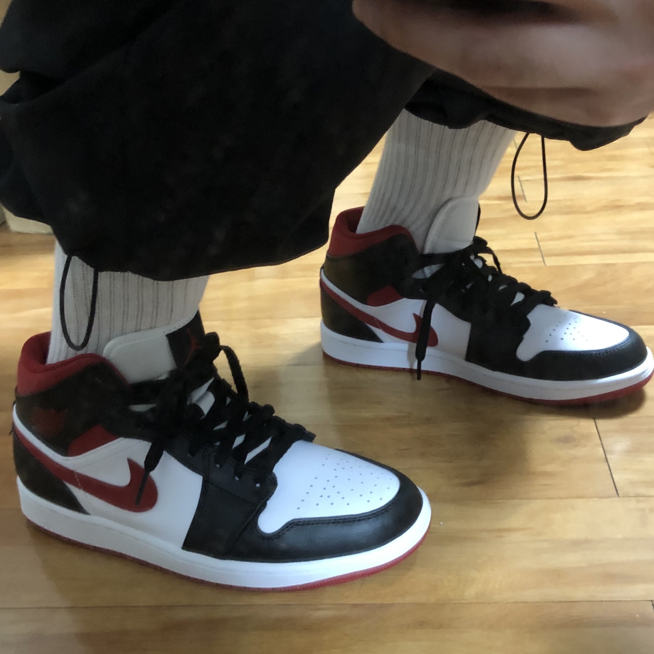 Jordan 1 Mid Gym Red Black White 착용 스타일 - 2