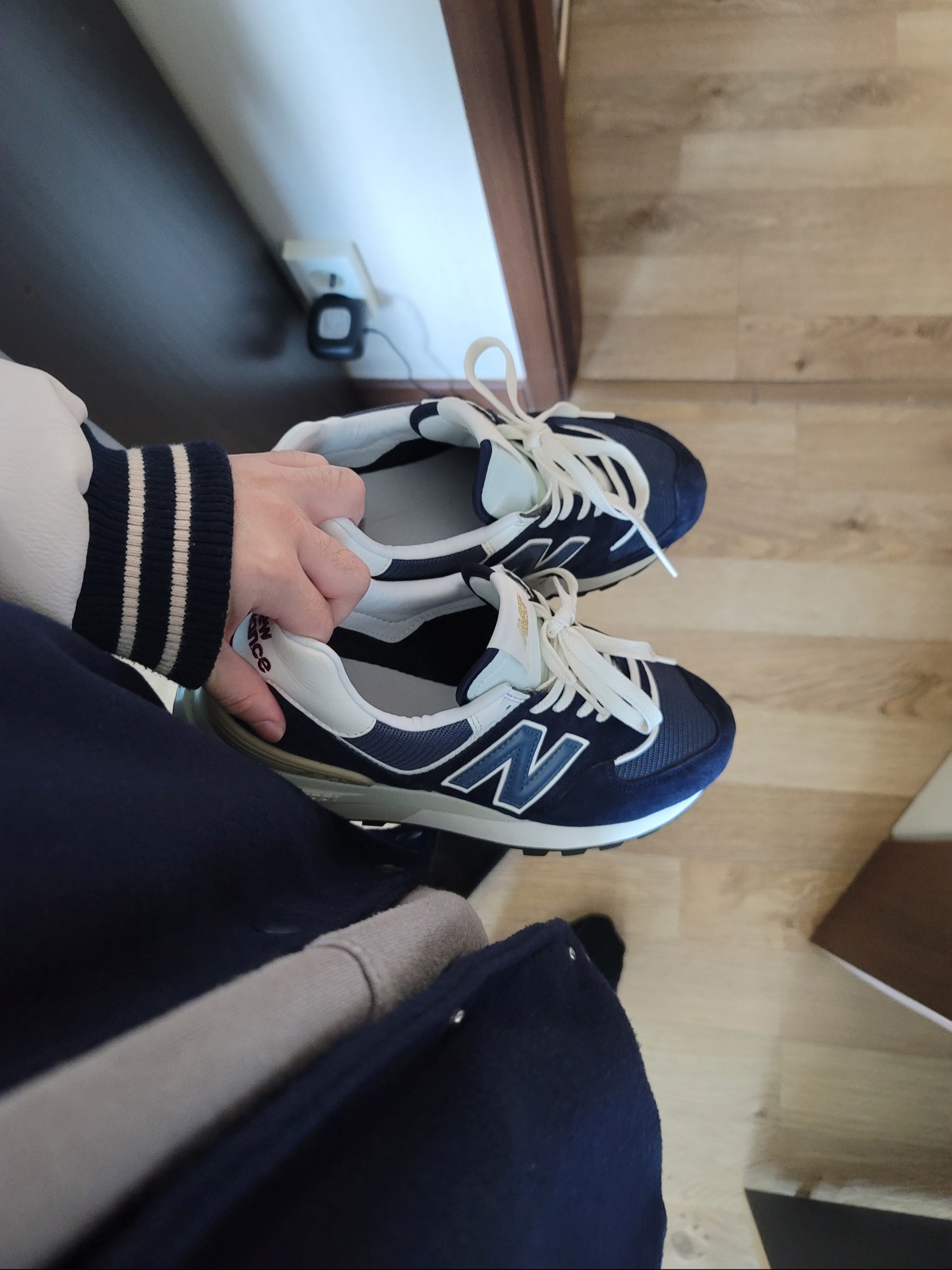 Sony WH-1000XM5 Black (Korean Ver.), New Balance 574 Legacy Navy 착용 스타일 - 2