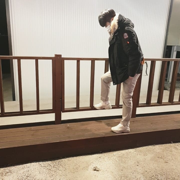Gucci Rhyton Leather Sneakers Distressed Ivory, Parajumpers Kodiak Masterpiece Jacket Black - 20FW 착용 스타일