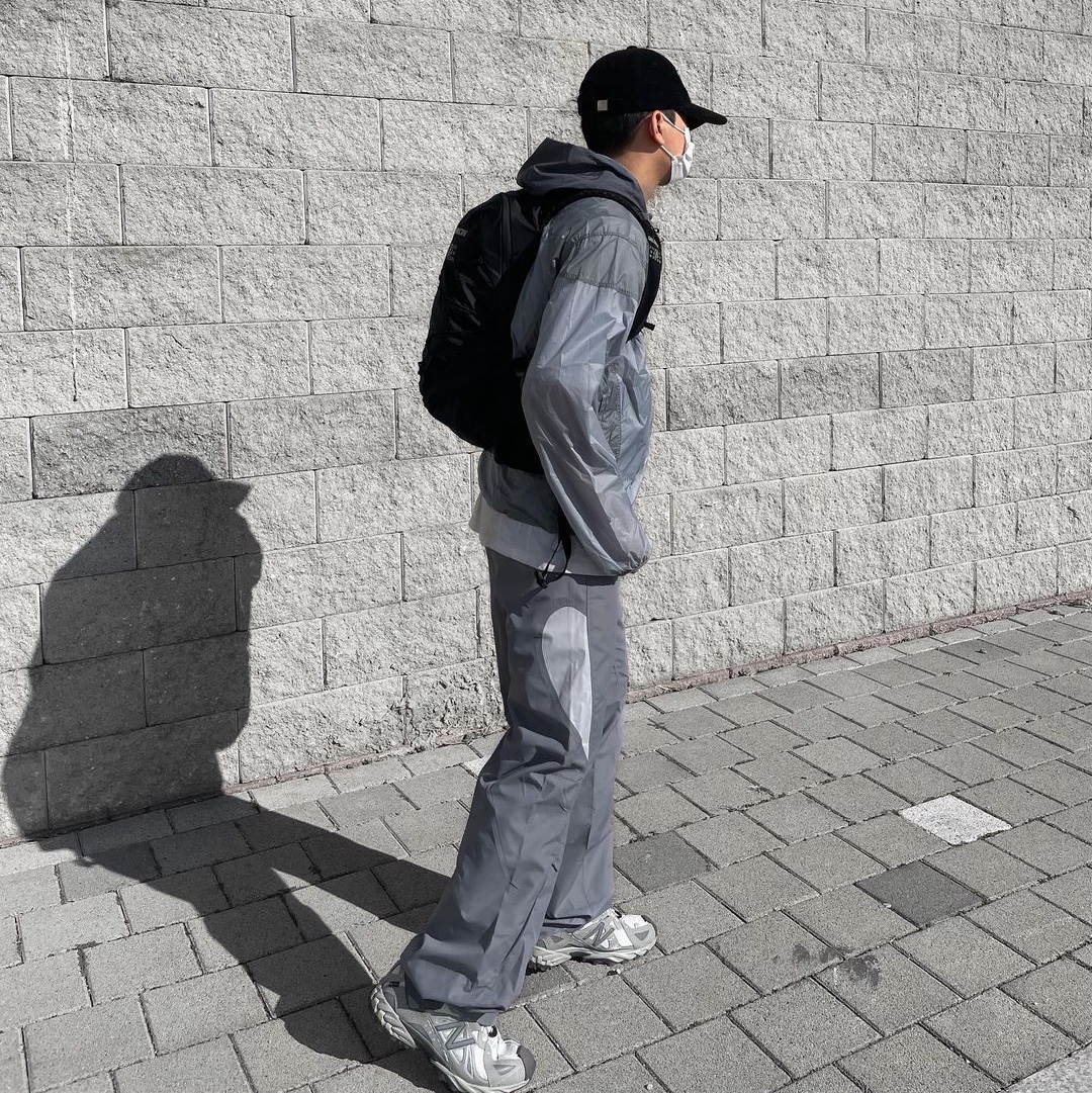 Art of Field Wave Side Line Pants Blue Gray, Art of Field Wave Side Line Pants Black 착용 스타일 - 1
