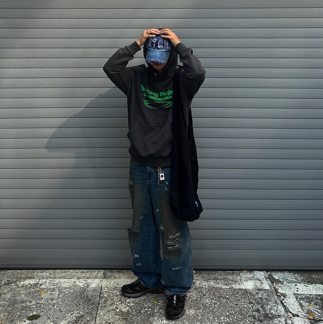 Opening Project Identity Hoodie Charcoal, Opening Project Identity Hoodie Washed Black Blue 착용 스타일 - 3
