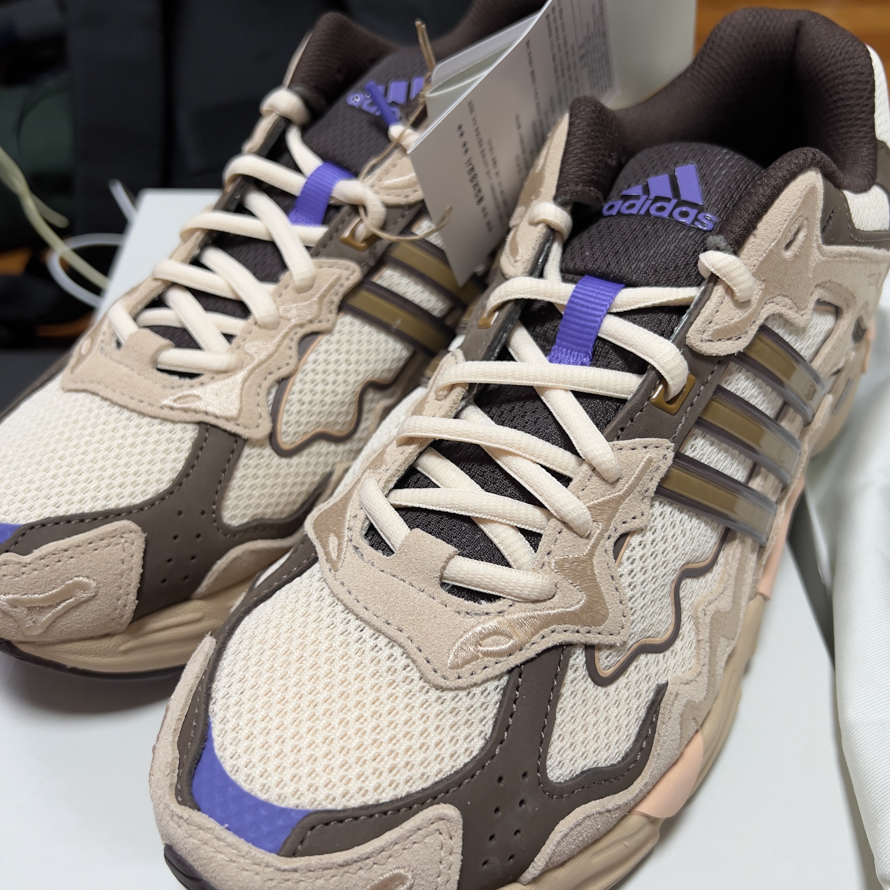 Adidas x Bad Bunny Response CL Ecru Tint 착용 스타일 - 3
