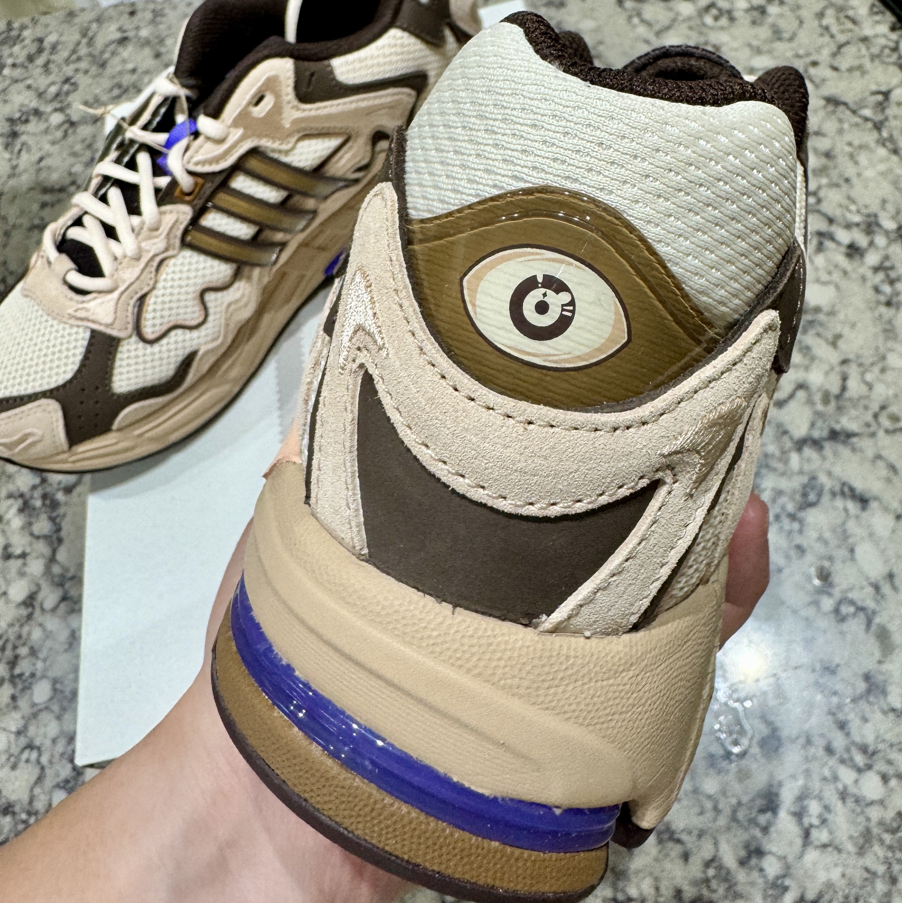 Adidas x Bad Bunny Response CL Ecru Tint 착용 스타일 - 2