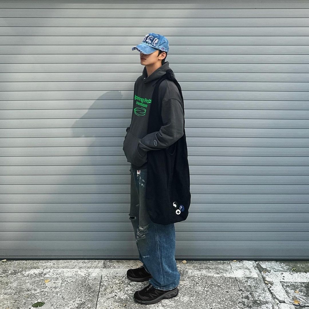 Opening Project Identity Hoodie Charcoal, Opening Project Identity Hoodie Washed Black Blue 착용 스타일 - 2