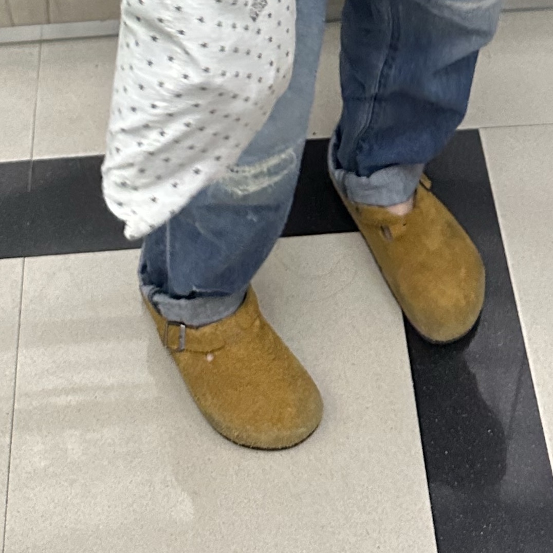 Birkenstock x Stussy Boston Clog Caramel 착용 스타일