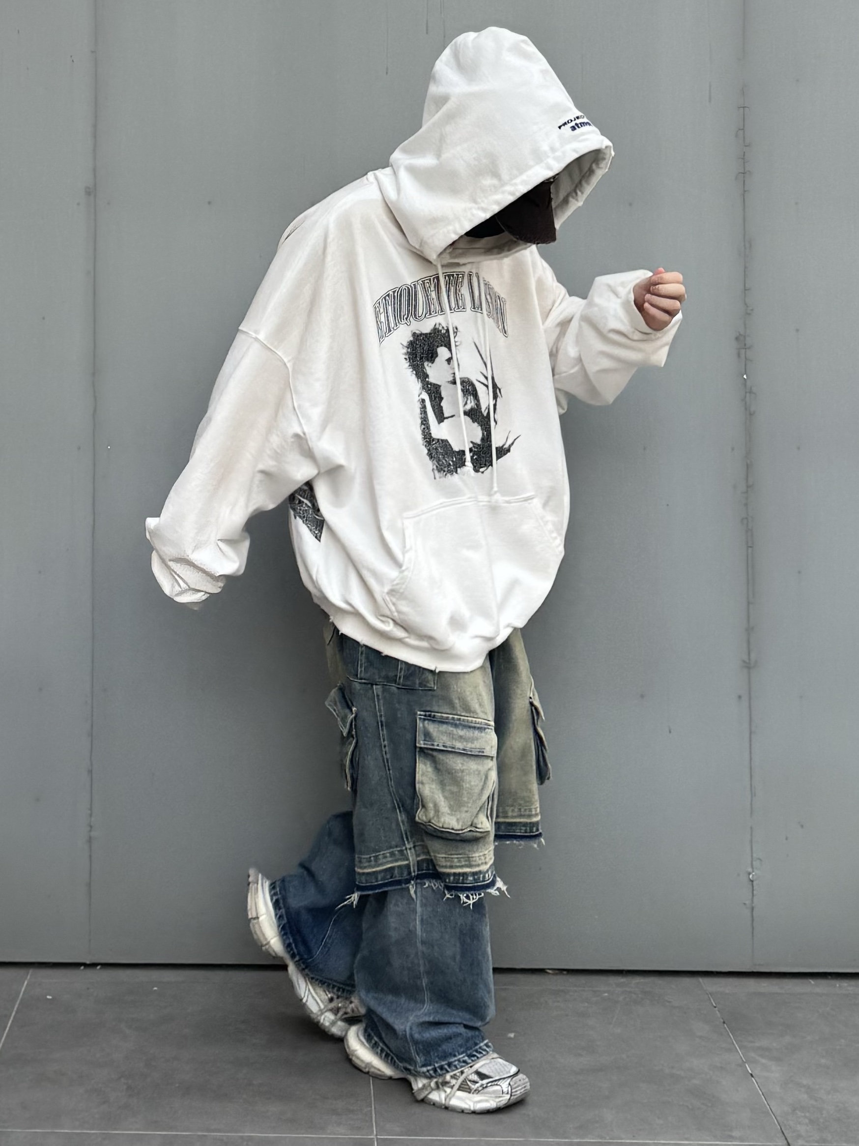 Nos Couleurs Old Washed Cargo Denim Shorts Blue, Project G/R x Atmos Etiquette Lesson Vintage Washed Hoodie White 착용 스타일 - 2