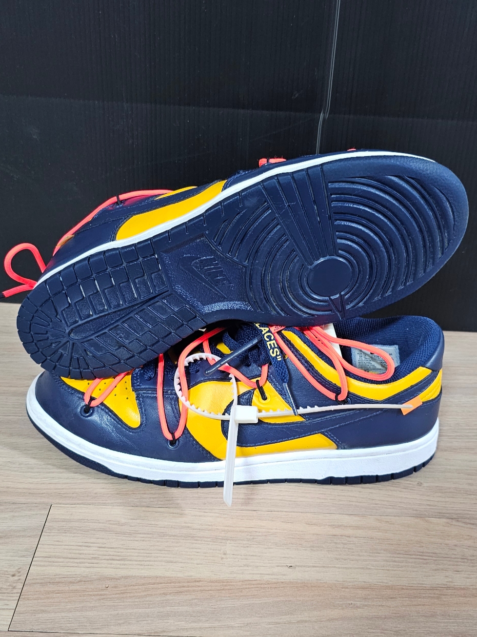 Nike x Off-White Dunk Low University Gold Midnight Navy 착용 스타일 - 5