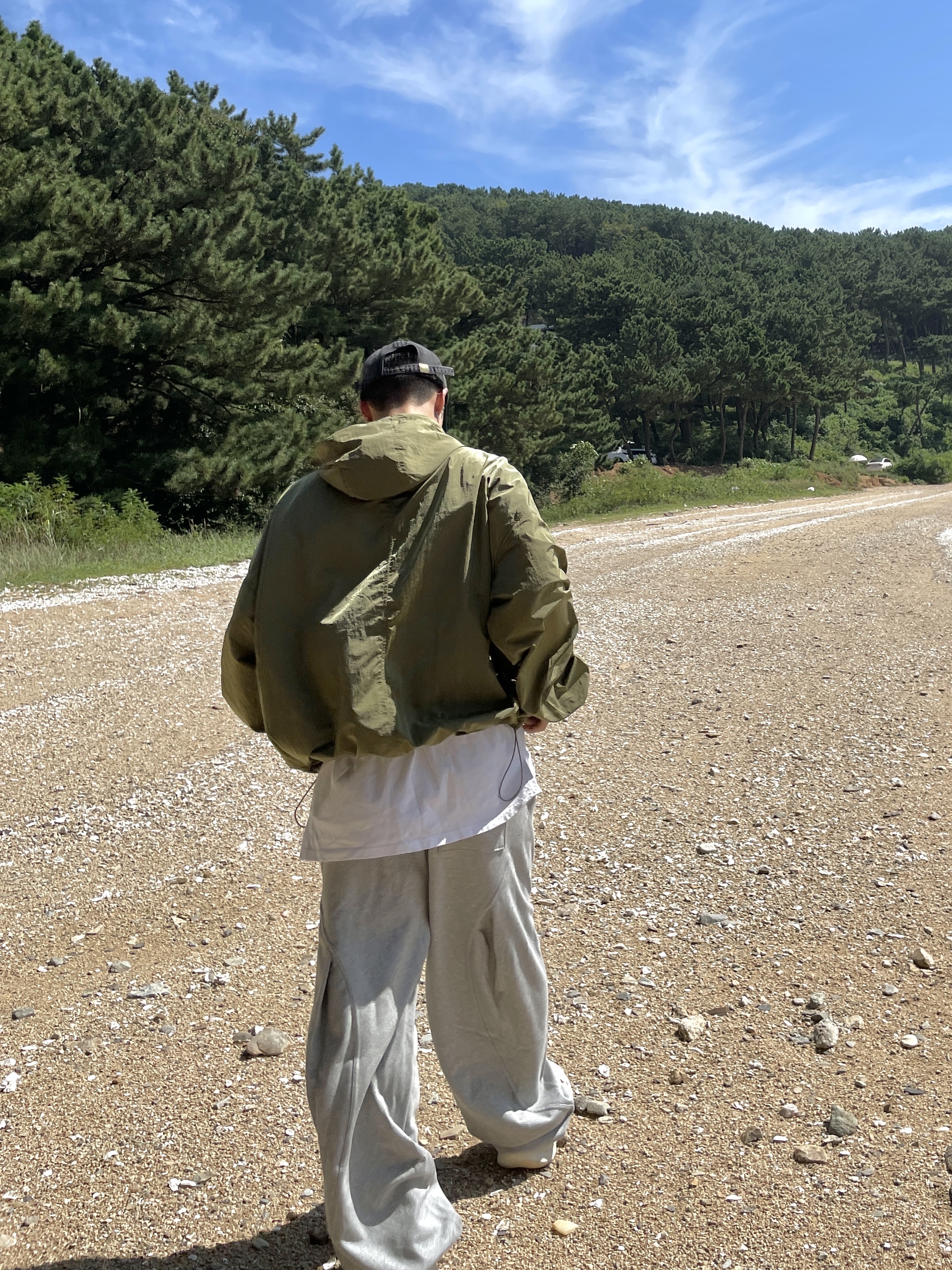 Adidas Yeezy Foam RNNR Sand 착용 스타일 - 2