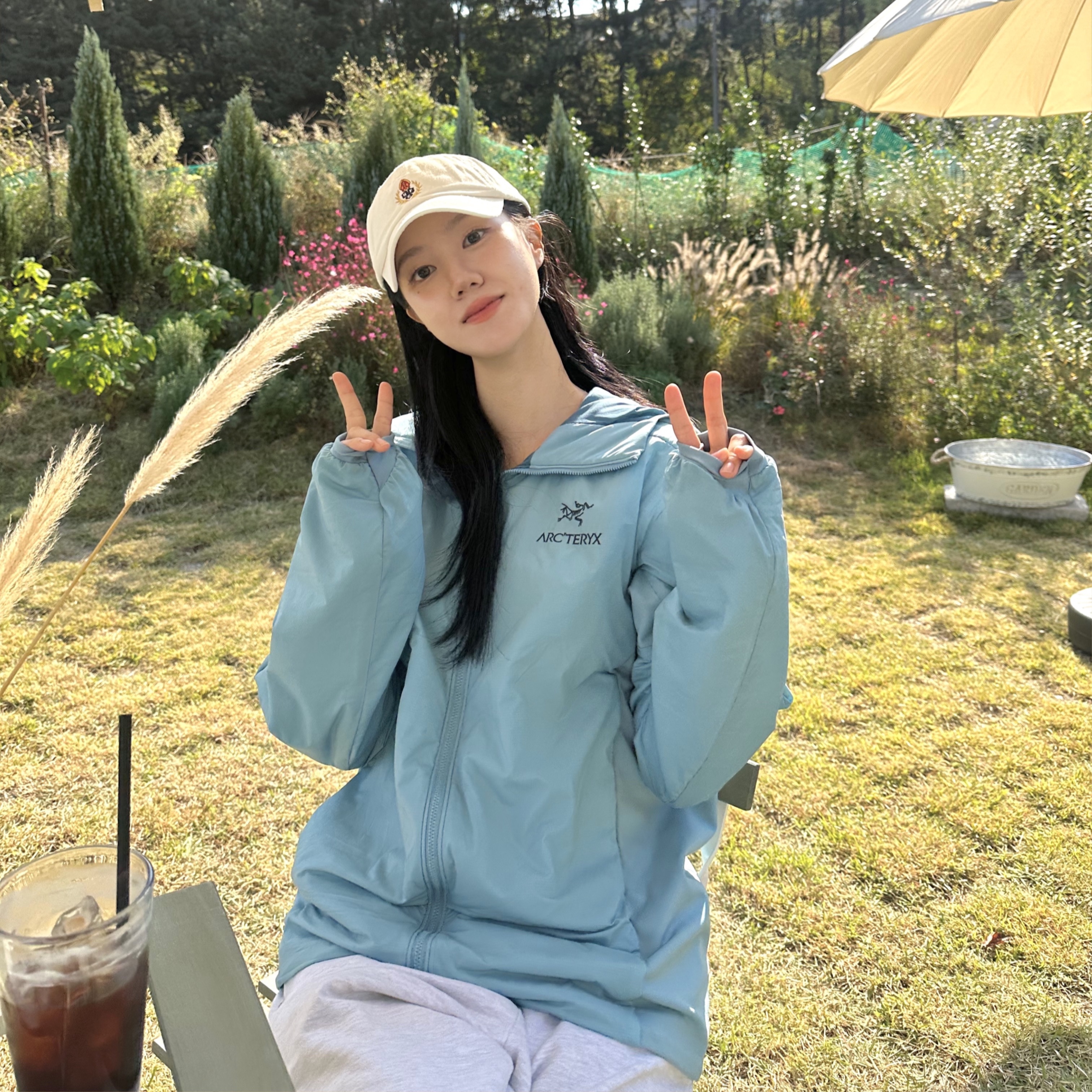 Arc'teryx Atom LT Hoody Solace, Heritage Floss Crest Twill Washed Cap Off White 착용 스타일