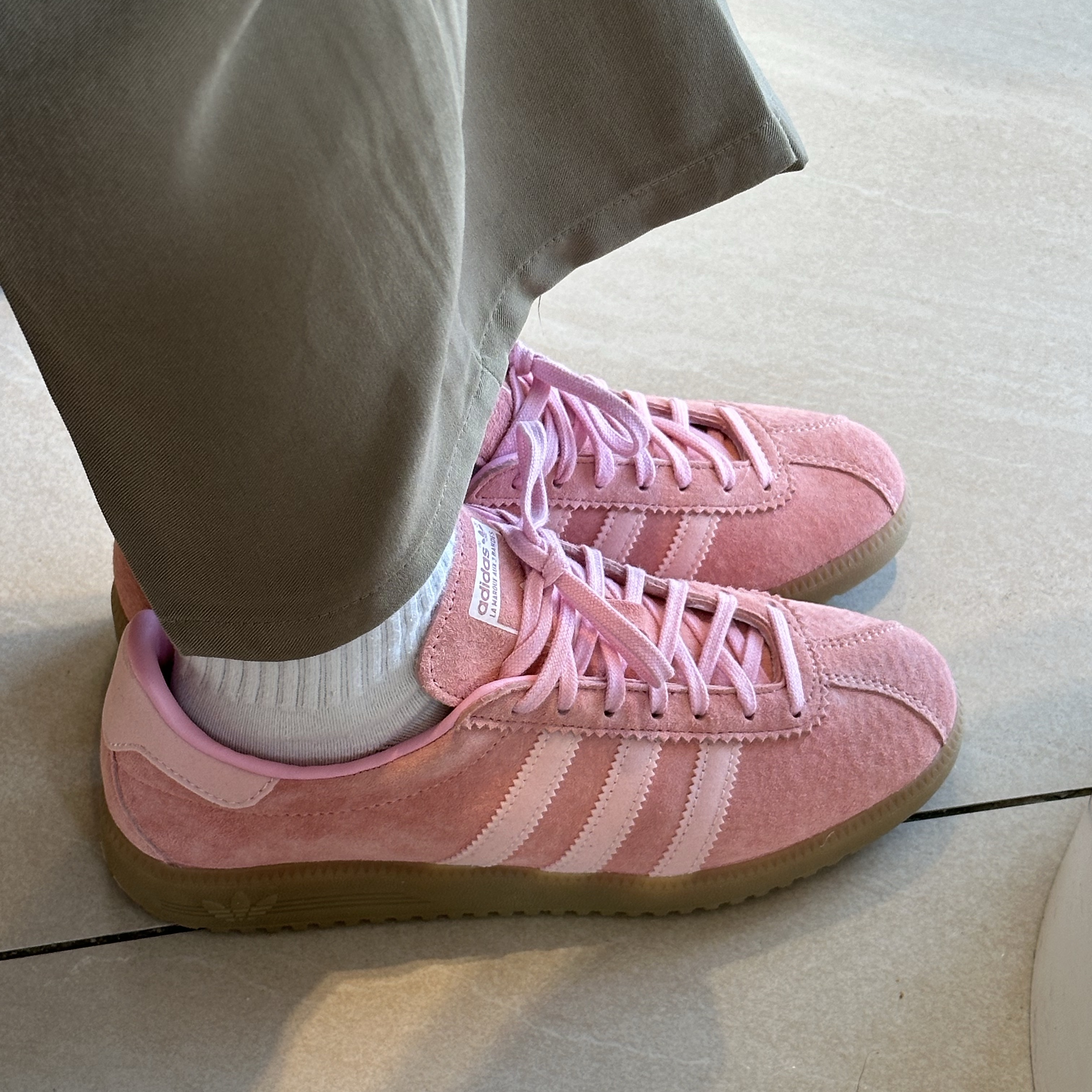 Adidas Bermuda Glow Pink 착용 스타일