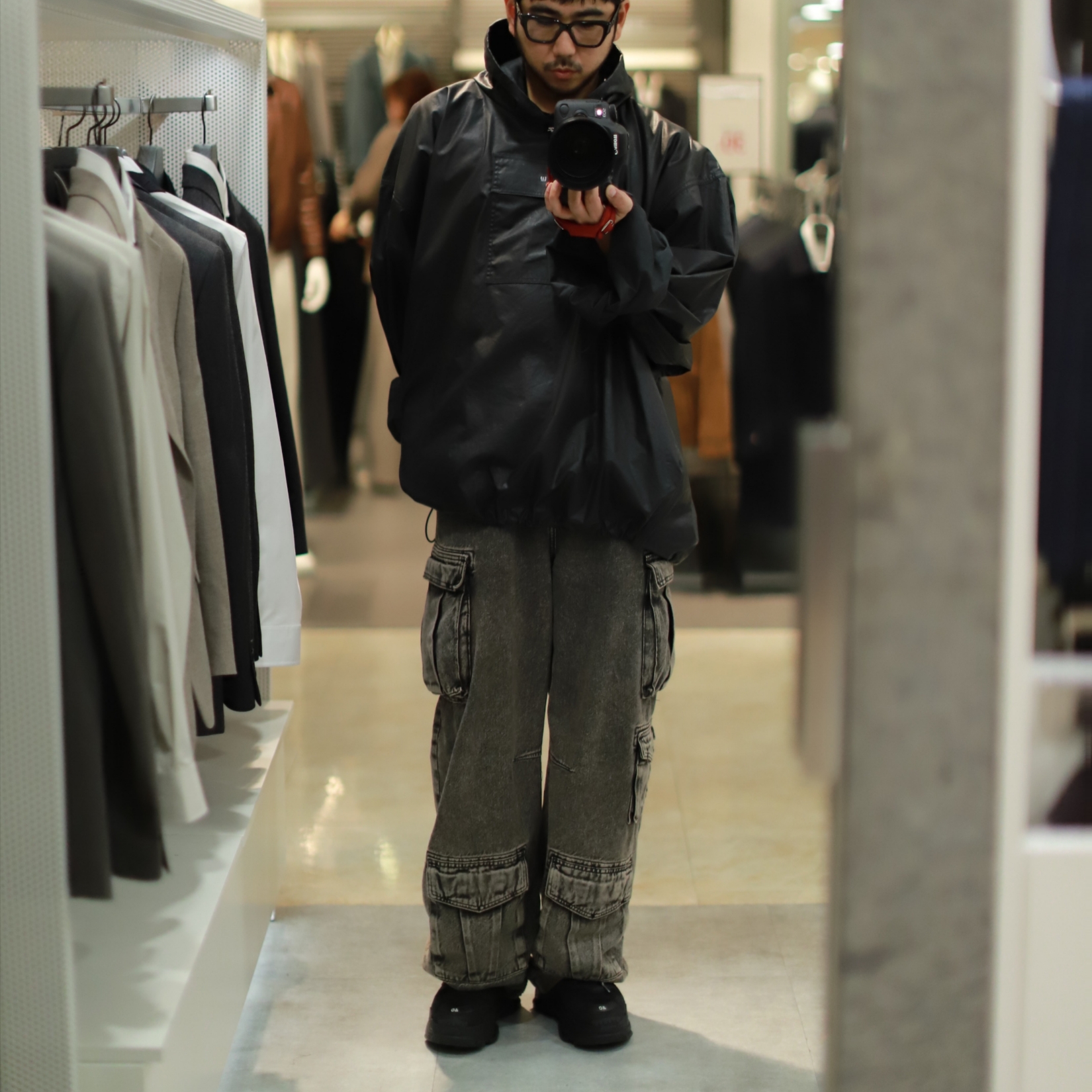 Yeezy Gap Engineered By Balenciaga Coated Cotton Anorak Black, Zara Utility Cargo Jeans Black 착용 스타일 - 1