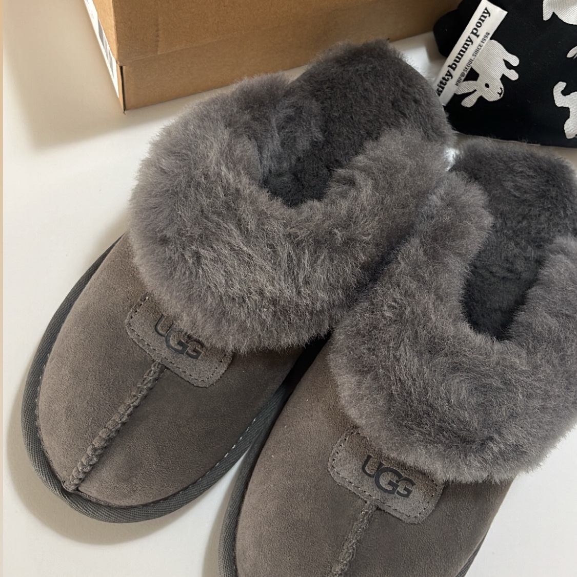 (W) UGG Coquette Slipper Grey 착용 스타일