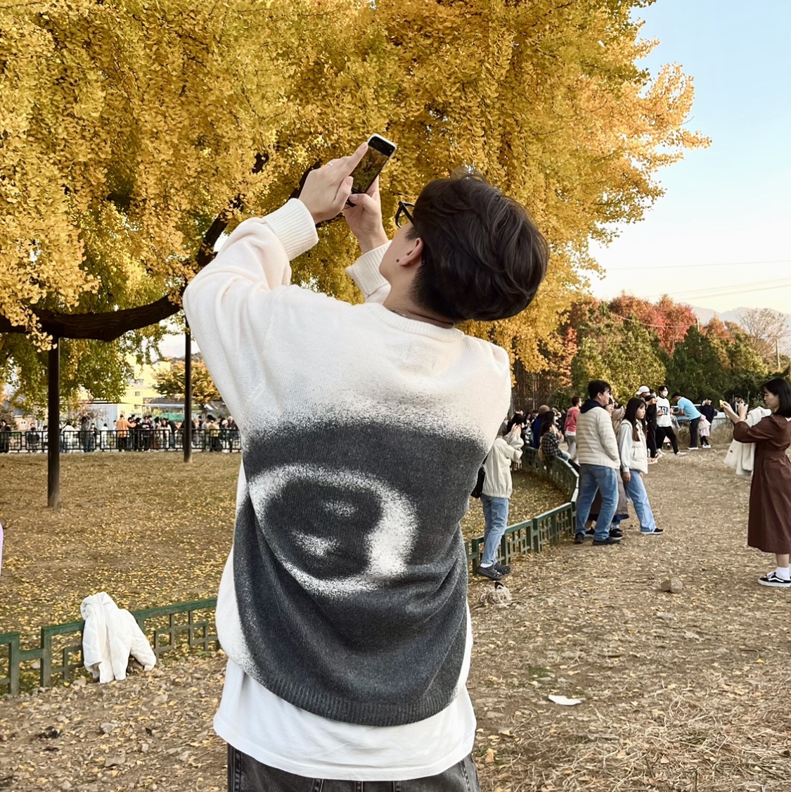 Stussy 8 Ball Spray Sweater Ivory, Stussy 100% Pigment Dyed T-Shirt Natural 착용 스타일 - 1