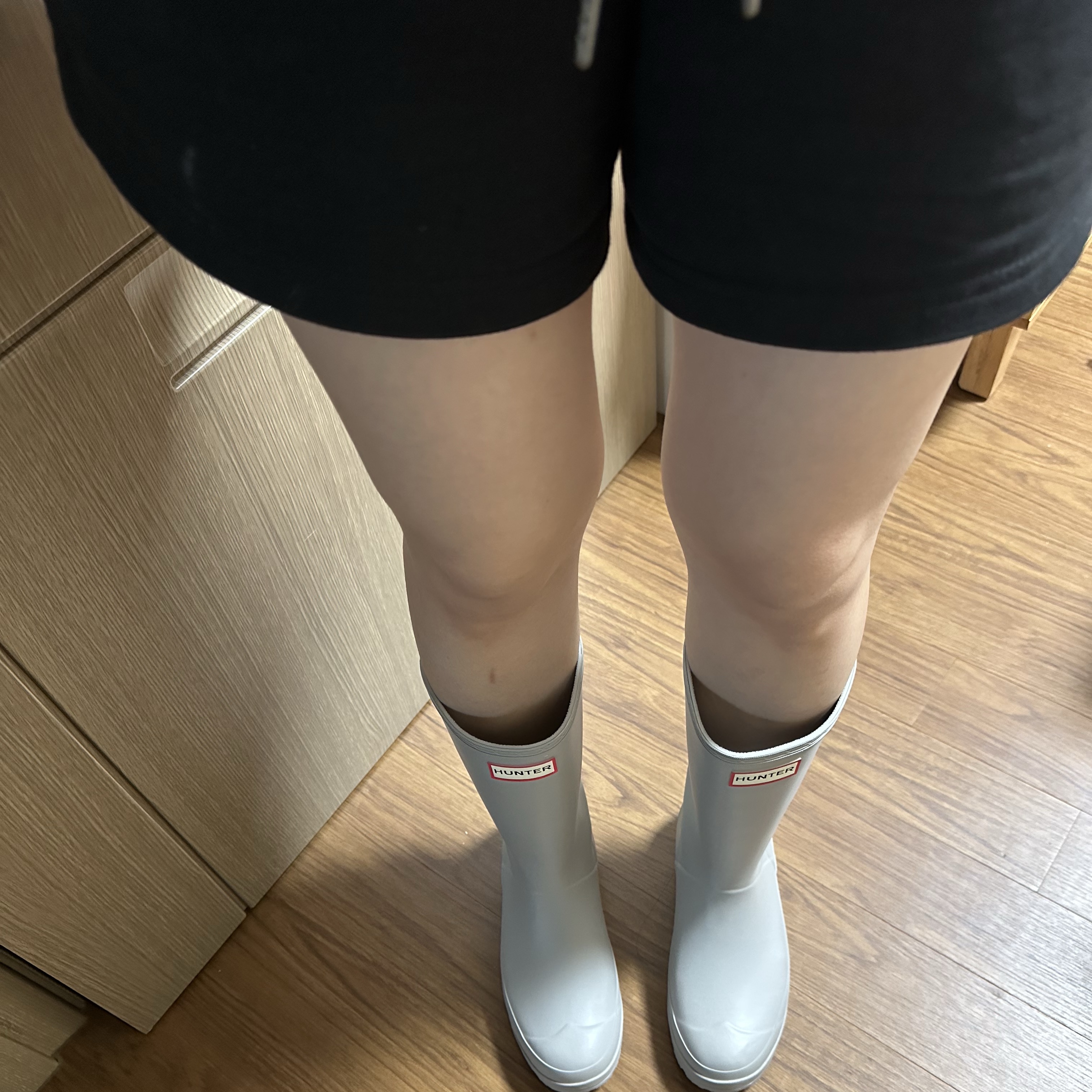 (W) Hunter Play Tall Wellington Rain Boots Zinc Grey 착용 스타일 - 5
