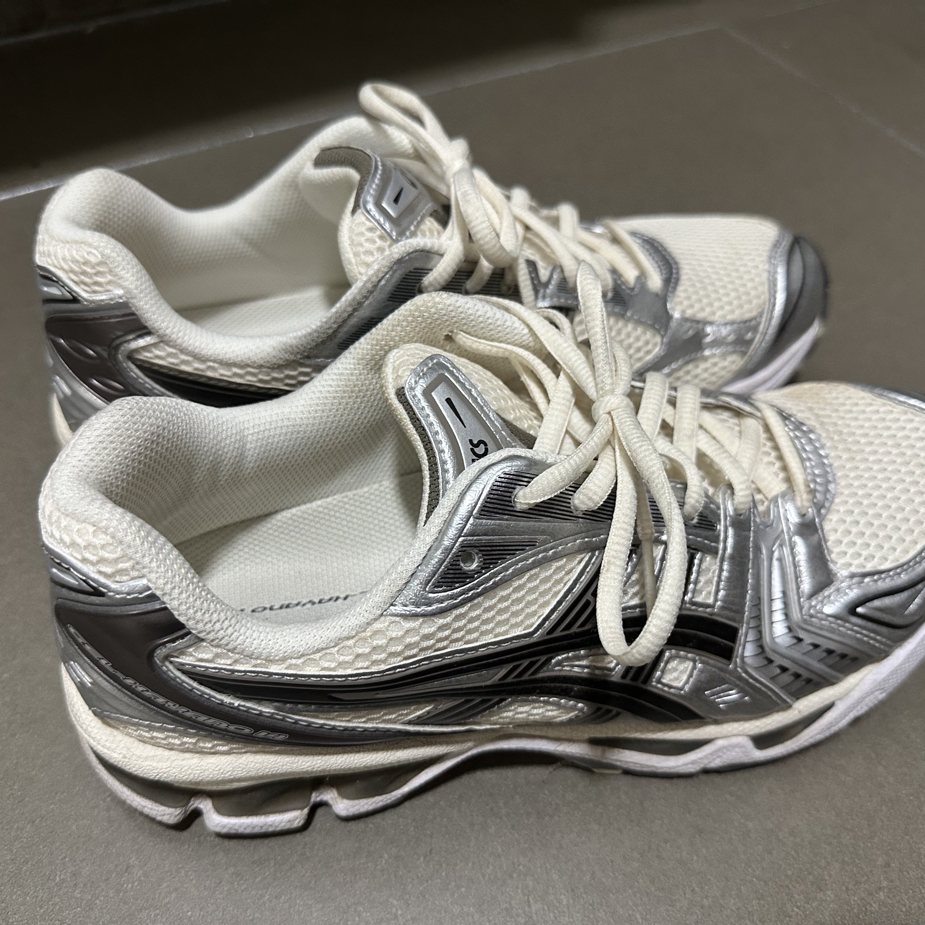 Asics Gel-Kayano 14 Cream Black 착용 스타일