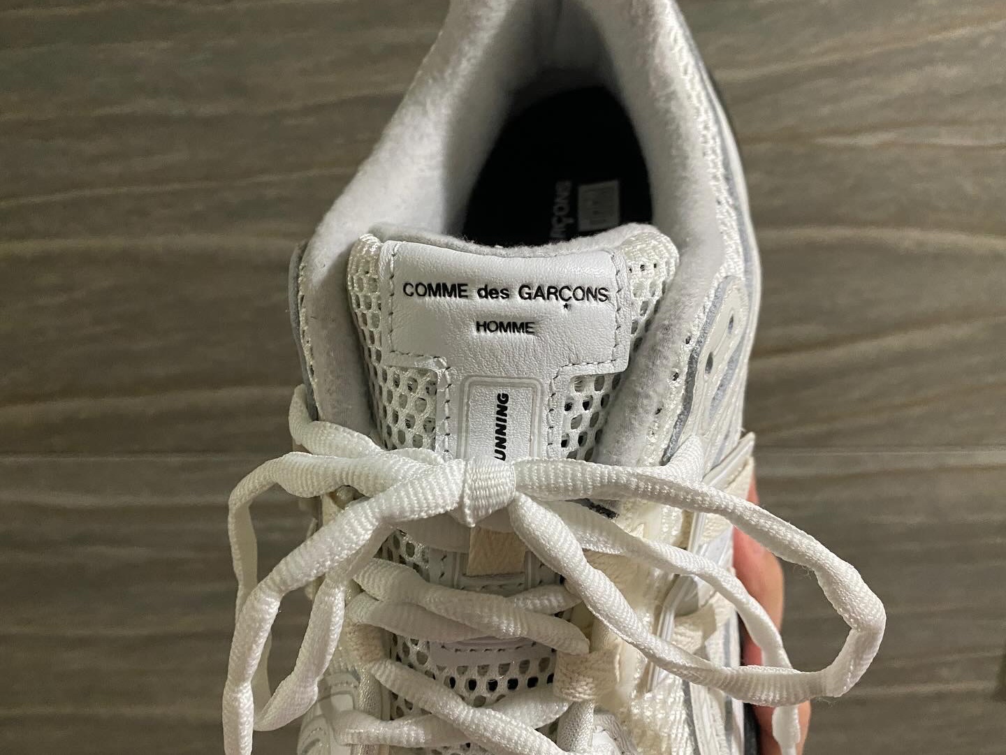 New Balance x Comme des Garcons Homme 1906R White 착용 스타일 - 5