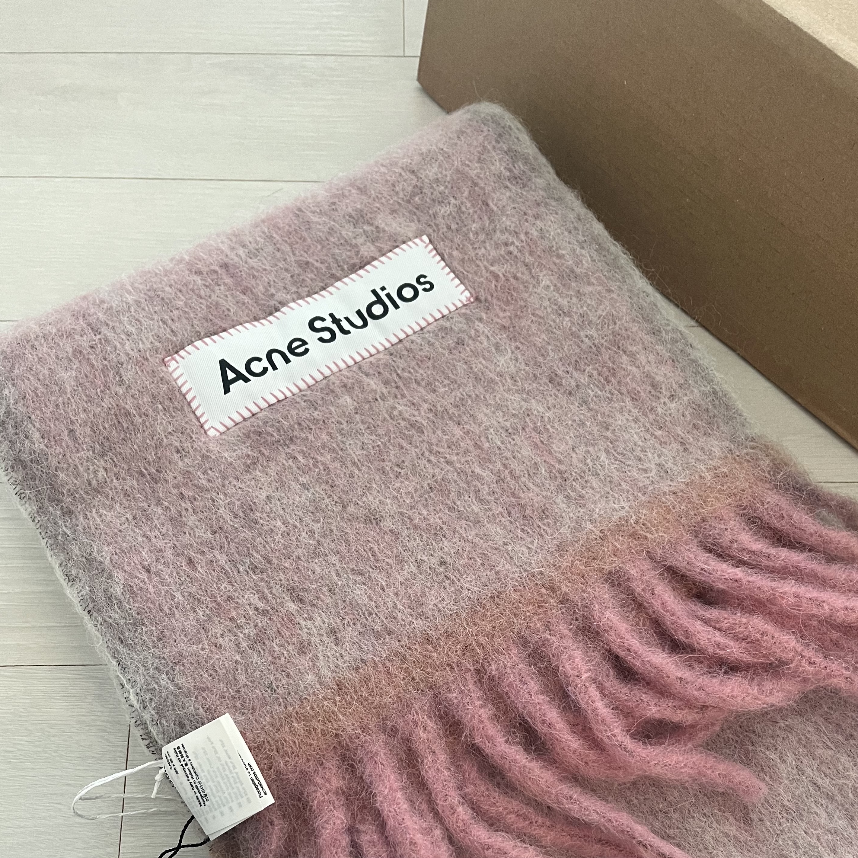 Acne Studios Mohair Wool Fringe Muffler Dusty Pink 착용 스타일