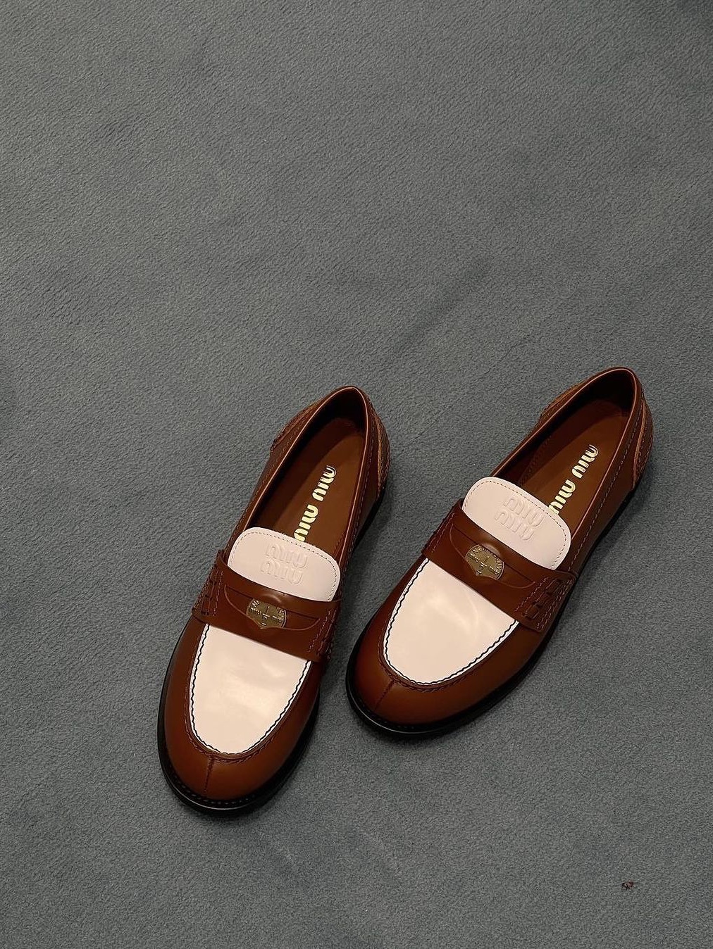 (W) Miu Miu Leather Penny Loafers Black White, (W) Miu Miu Leather Penny Loafers Tobacco White 착용 스타일 - 5