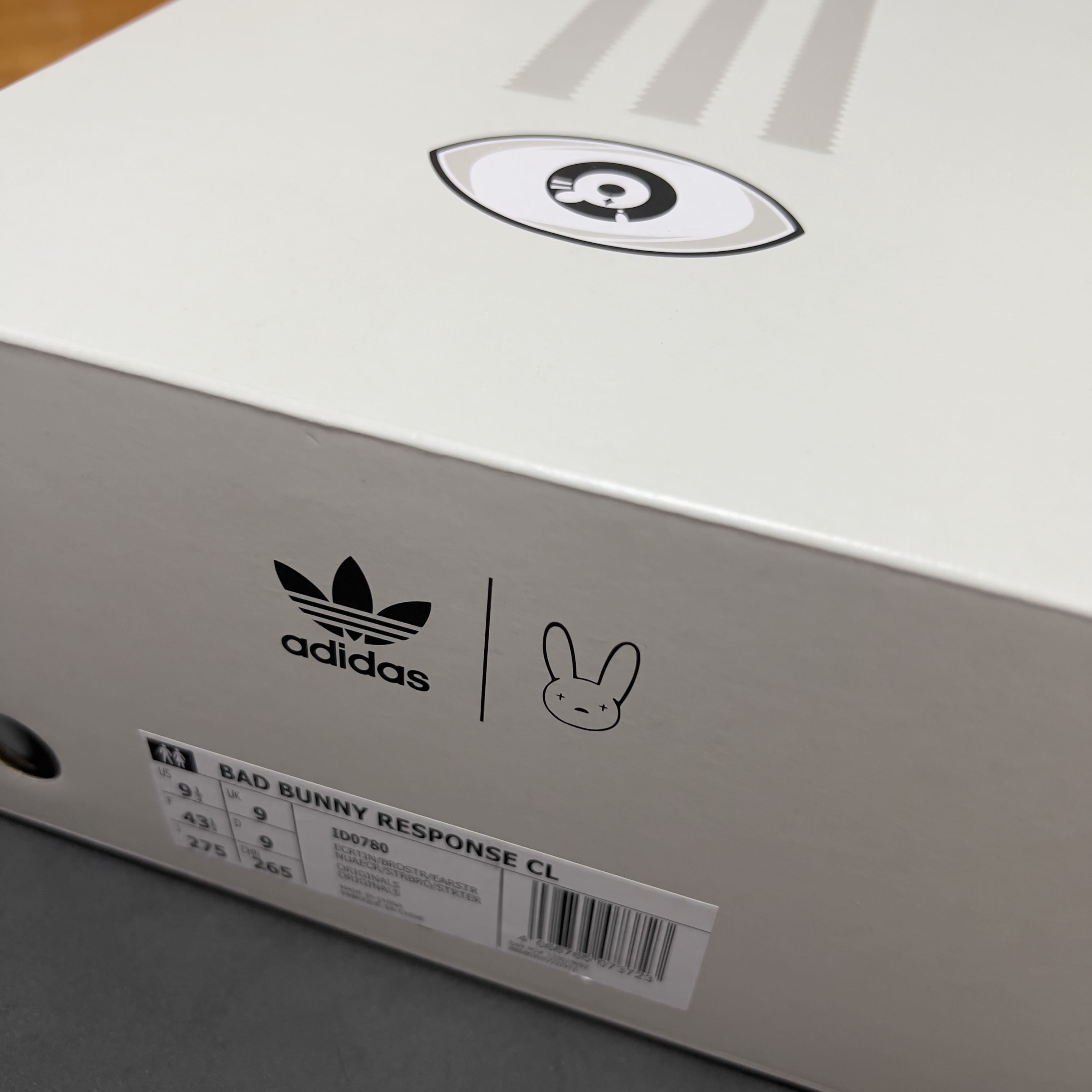 Adidas x Bad Bunny Response CL Ecru Tint 착용 스타일 - 1
