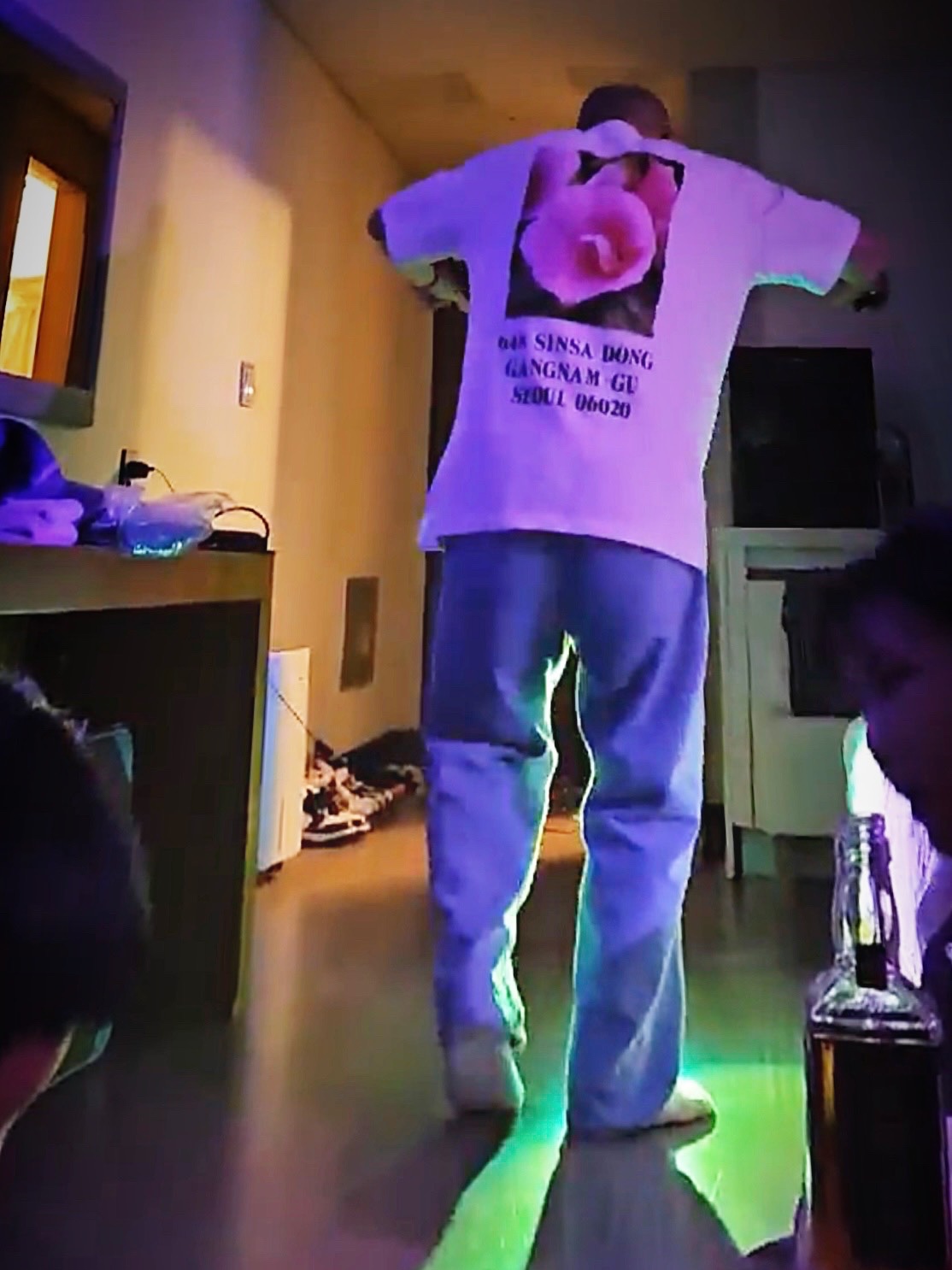 Supreme Don’t Fuck Around T-Shirt Heather Grey - 22FW, Supreme Flocked Regular Jean Gold - 23SS 착용 스타일 - 5