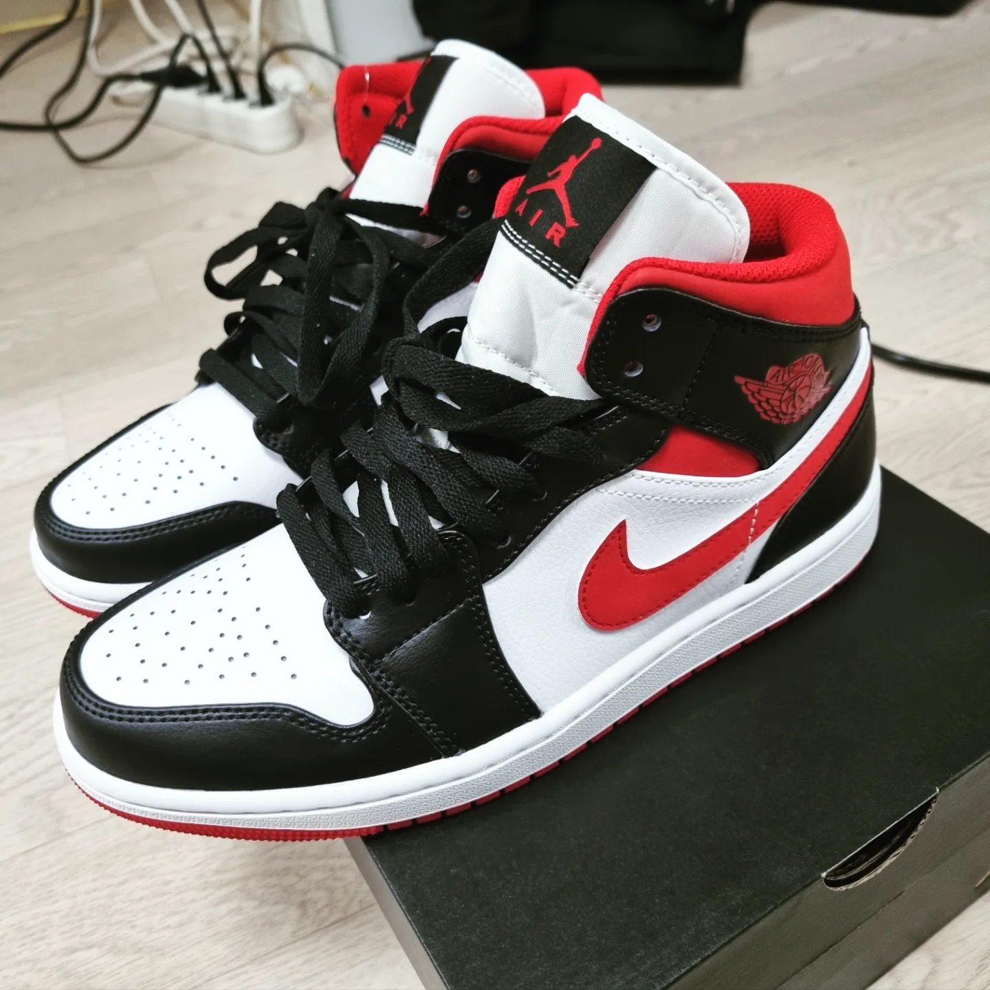 Jordan 1 Mid Gym Red Black White 착용 스타일