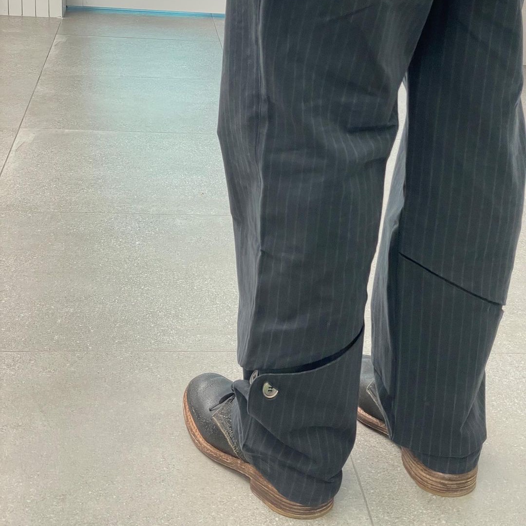 Curated Parade Gem Trousers Grey Stripe 착용 스타일 - 2
