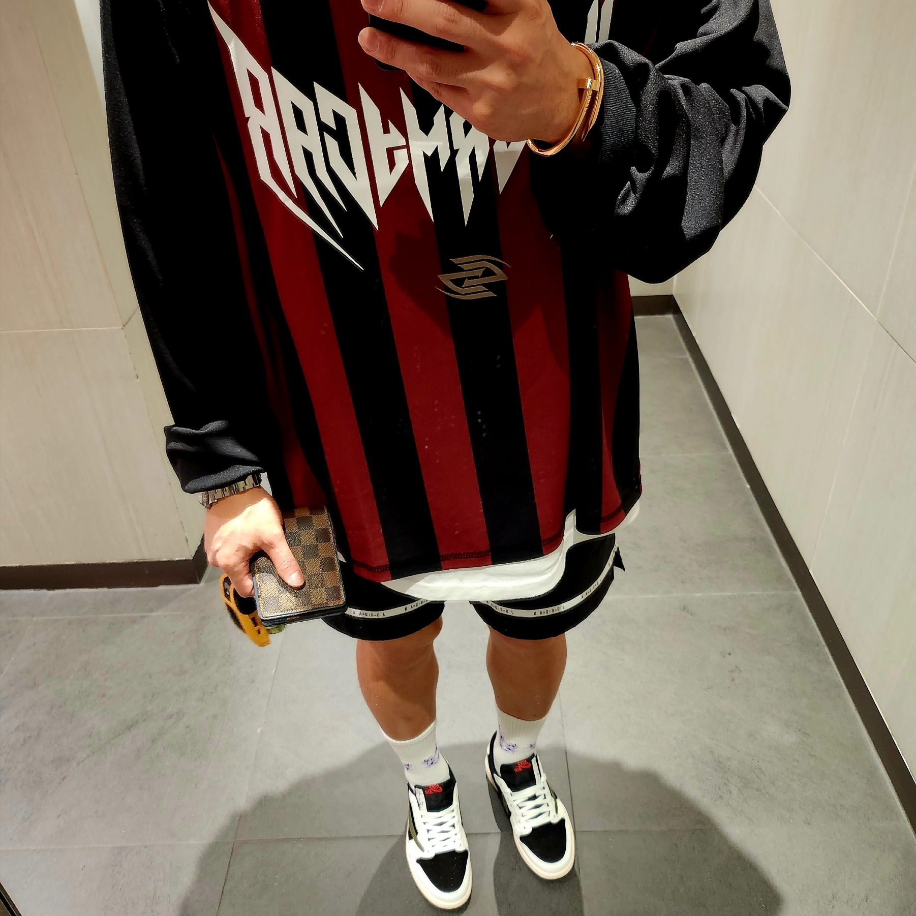 Undermycar AMAWAWA Syrah, (W) Jordan 1 x Travis Scott Retro Low OG SP Medium Olive 착용 스타일