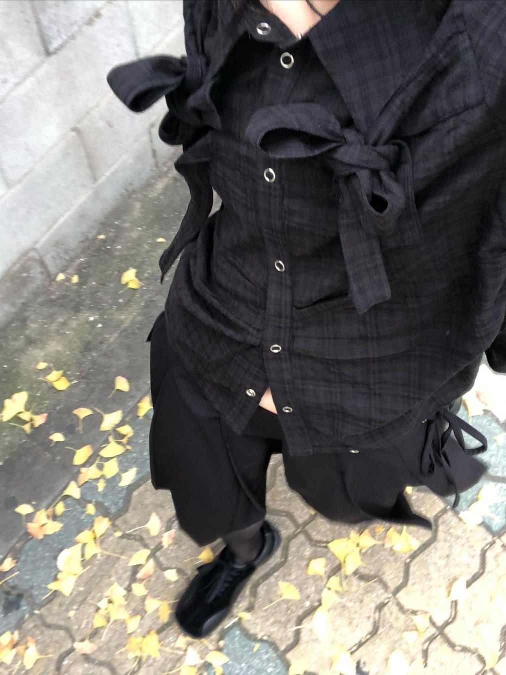 Millo Women Ribbon Tie Shirt Black, Millo Women Ribbon Tie Shirt Navy 착용 스타일 - 1