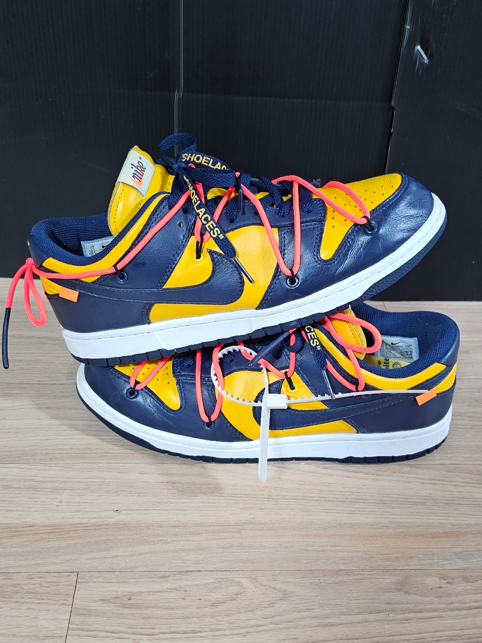 Nike x Off-White Dunk Low University Gold Midnight Navy 착용 스타일 - 2