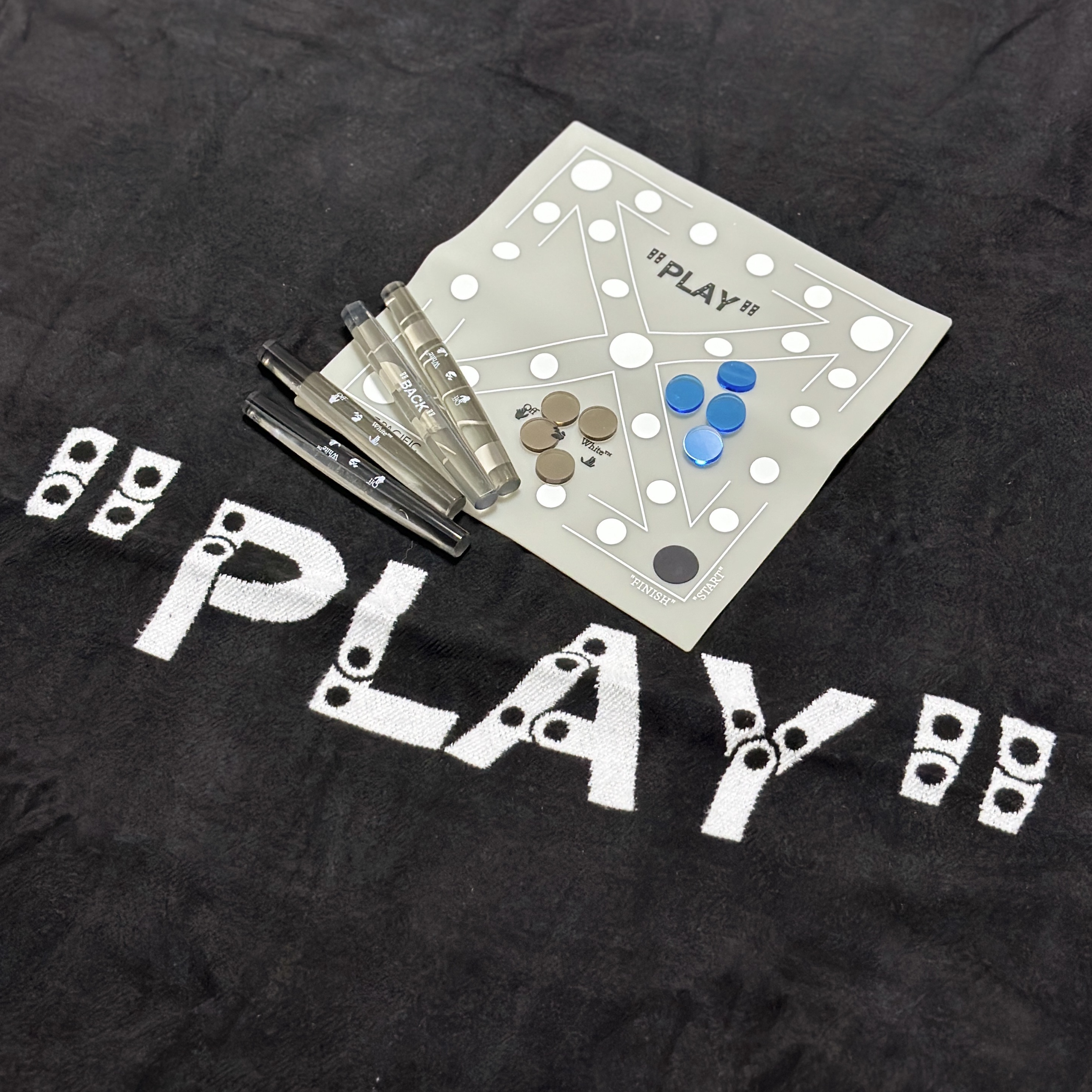 Off-White x Amore Pacific Play Kit 착용 스타일