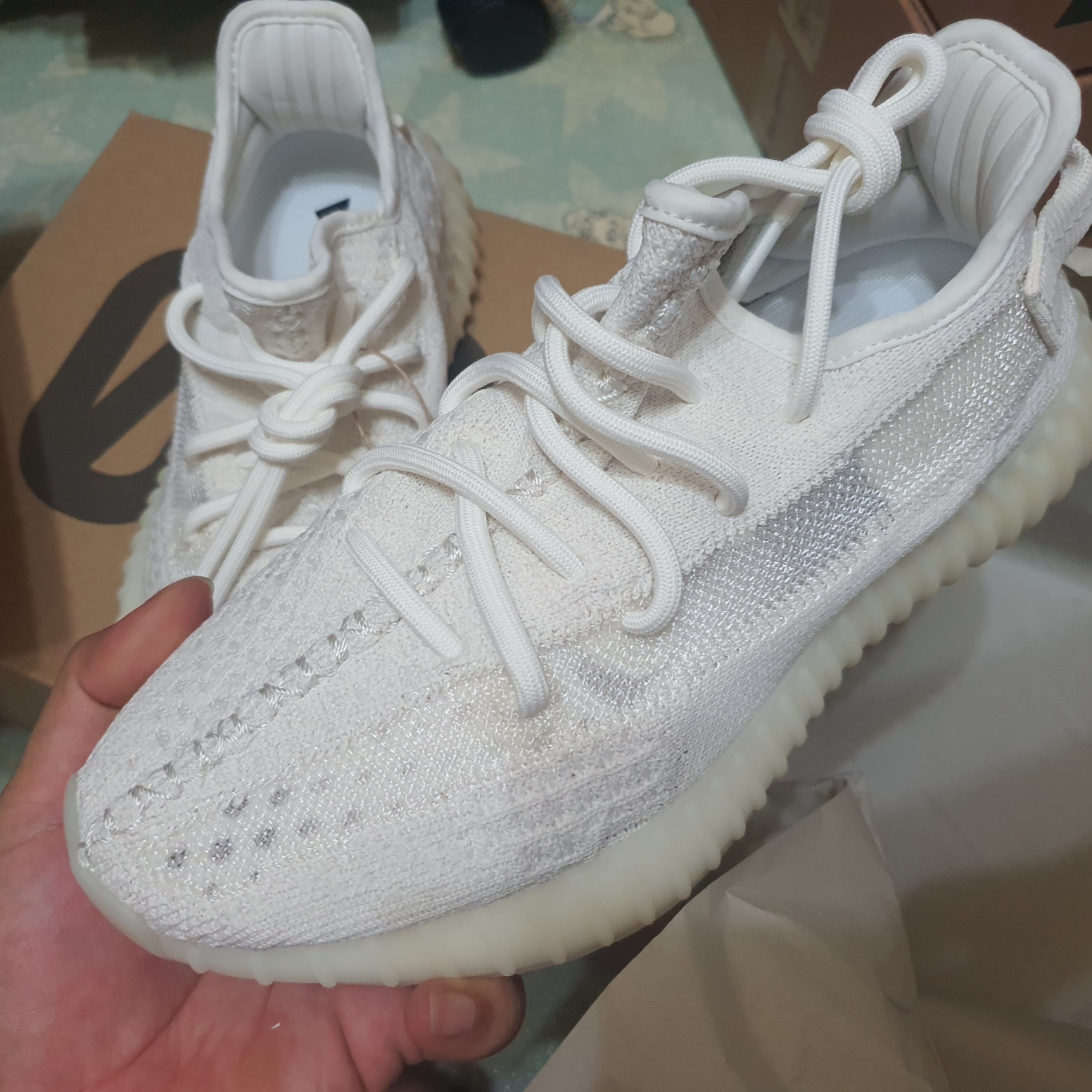 Adidas Yeezy Boost 350 V2 Bone 착용 스타일