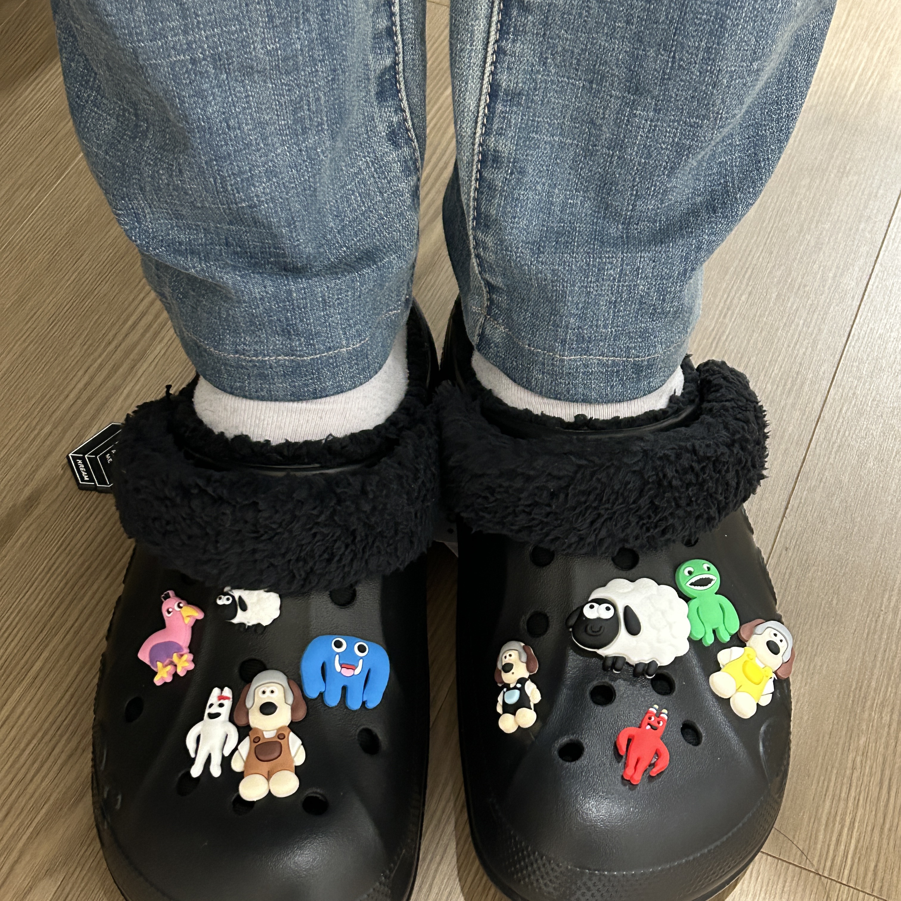 Crocs Baya Lined Fuzz-Strap Clog Black 착용 스타일