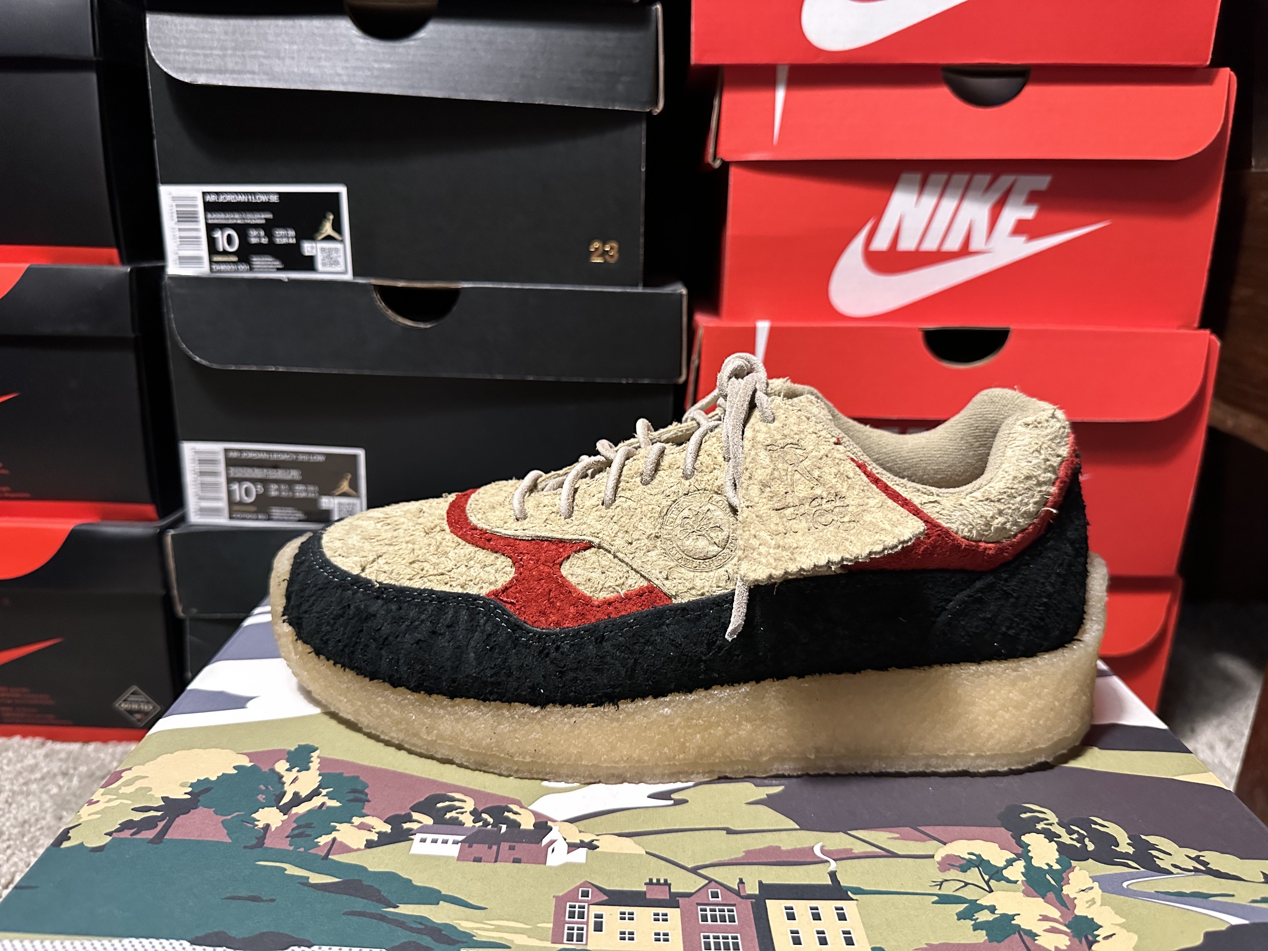 Clarks x Ronnie Fieg Lockhill 8th Street Hairy Suede Scarab 착용 스타일 - 3