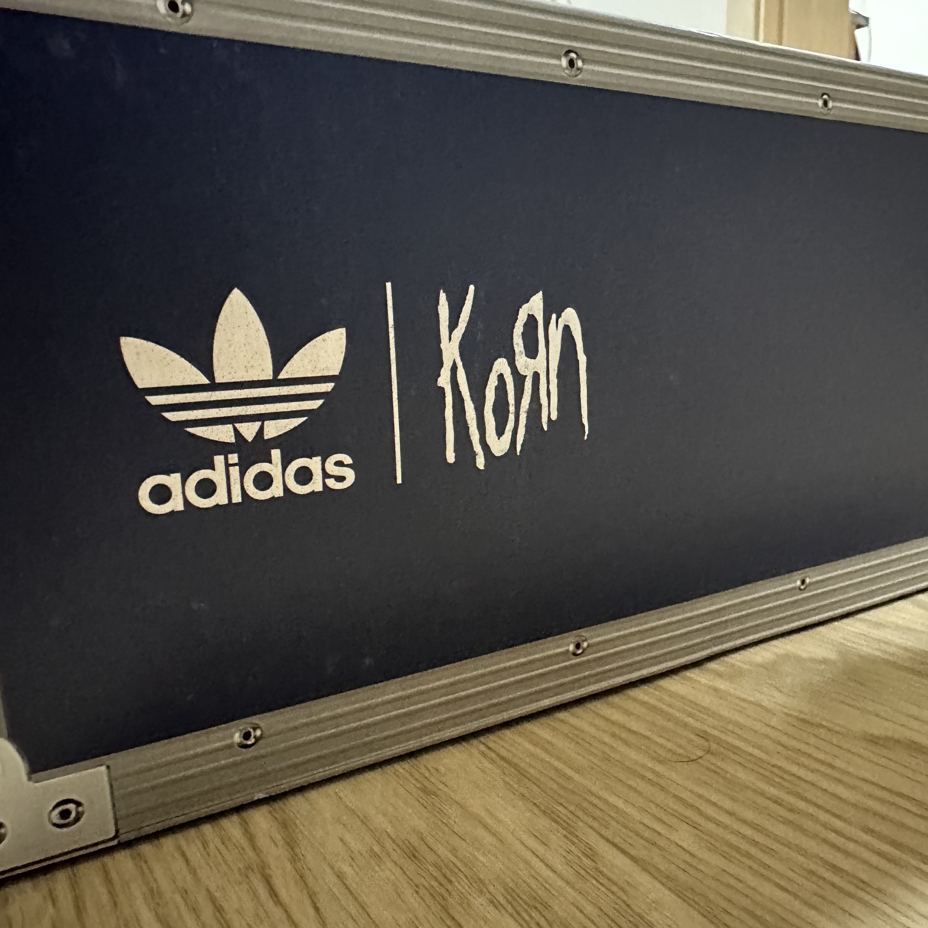 Adidas x KoRn Superstar Supermodified Cloud White Core Black 착용 스타일 - 2