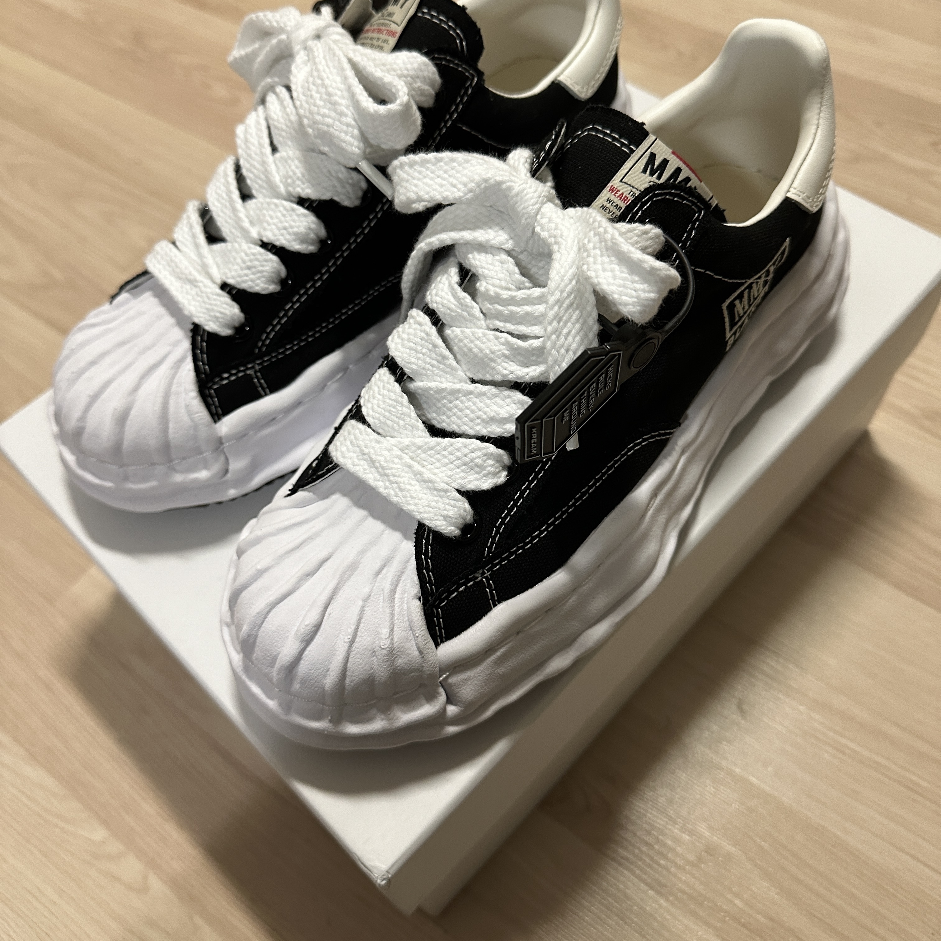 Maison Mihara Yasuhiro Blakey OG Sole Canvas Low-top Sneakers Black White 착용 스타일 - 1