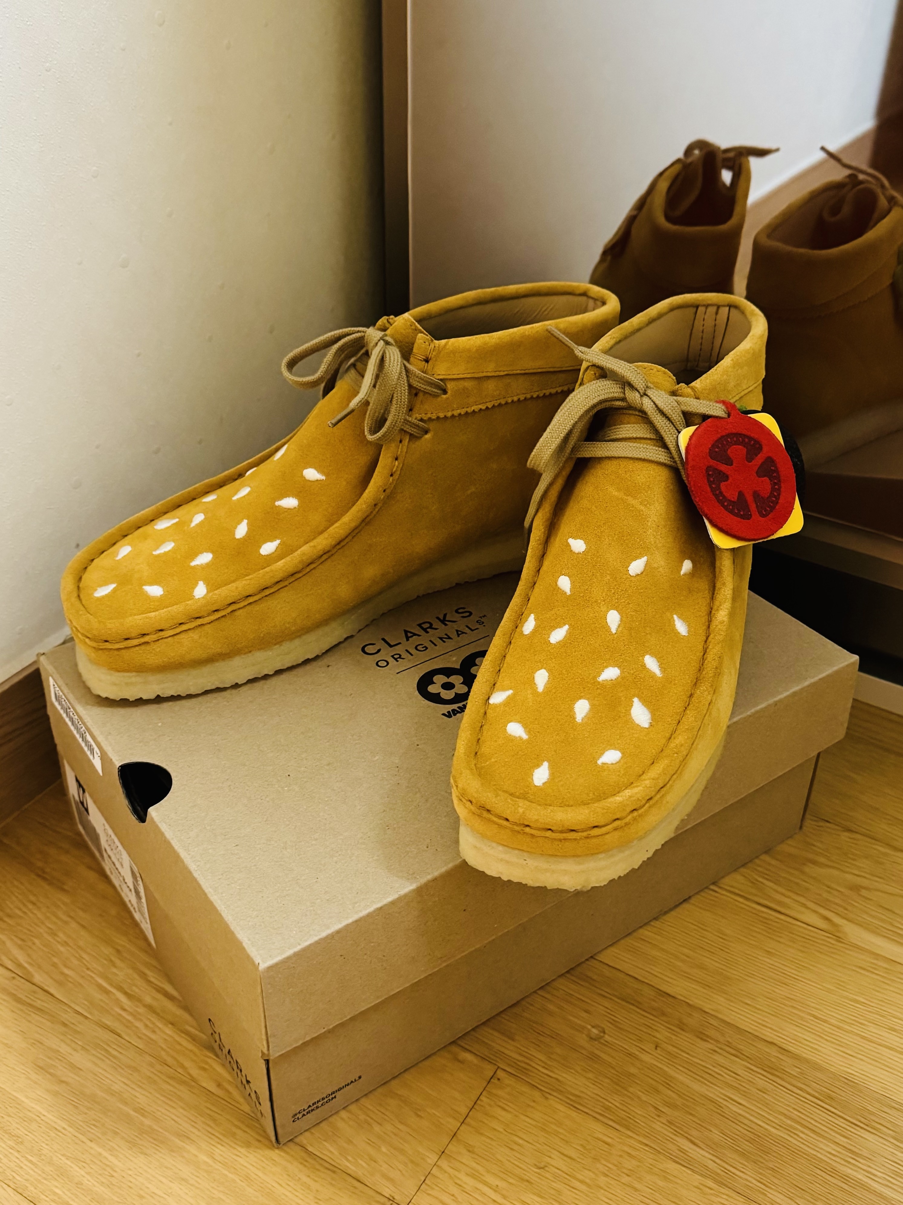Clarks x Vandy The Pink Wallabee Boot Tan 착용 스타일 - 1
