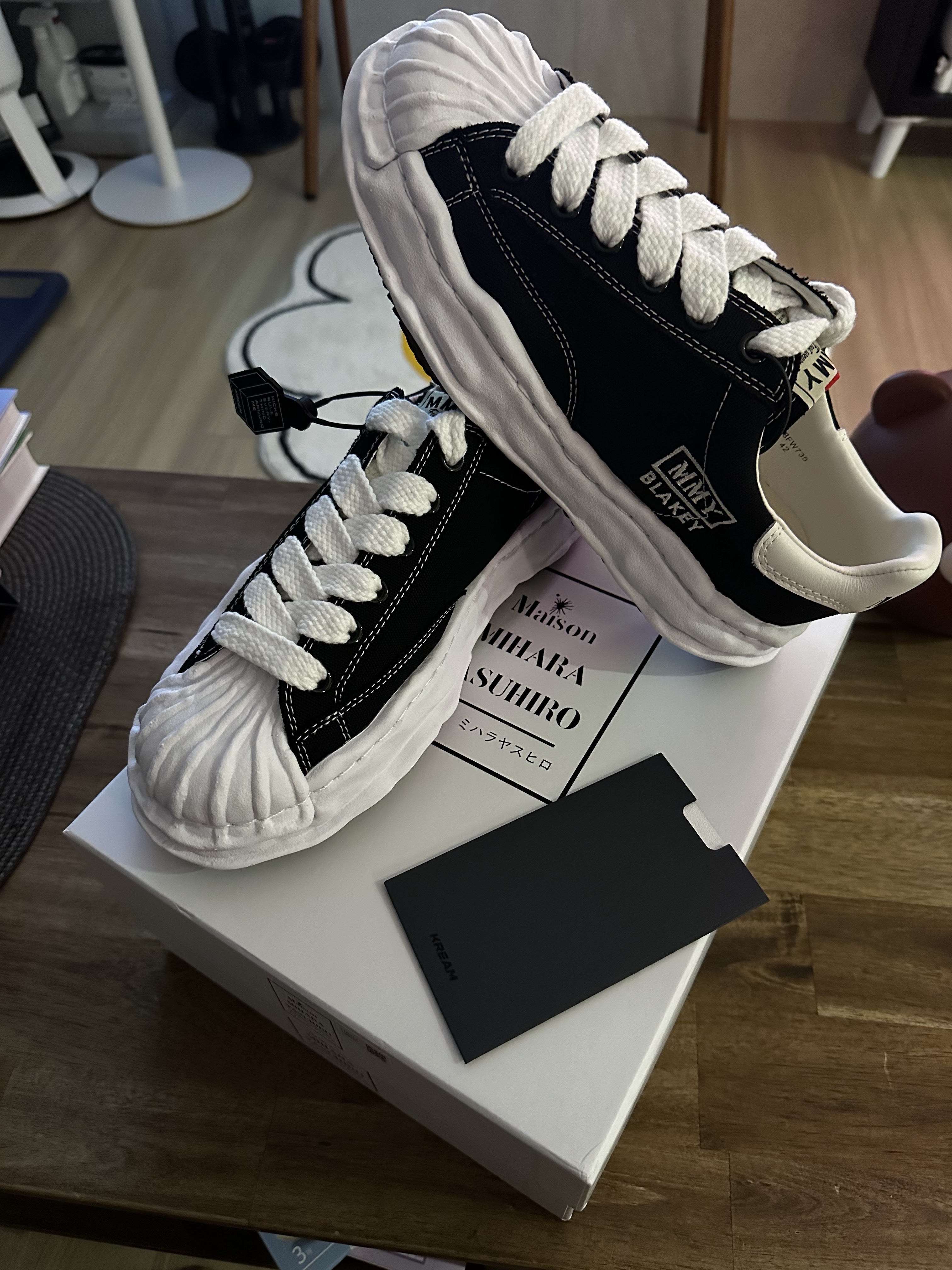 Maison Mihara Yasuhiro Blakey OG Sole Canvas Low-top Sneakers Black White 착용 스타일