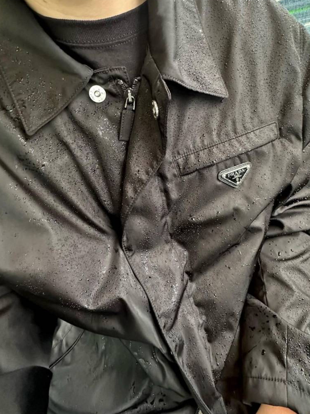 Prada Re-Nylon Shoulder Bag Black, Prada Re-Nylon Padded Shirt Jacket Black 착용 스타일 - 4