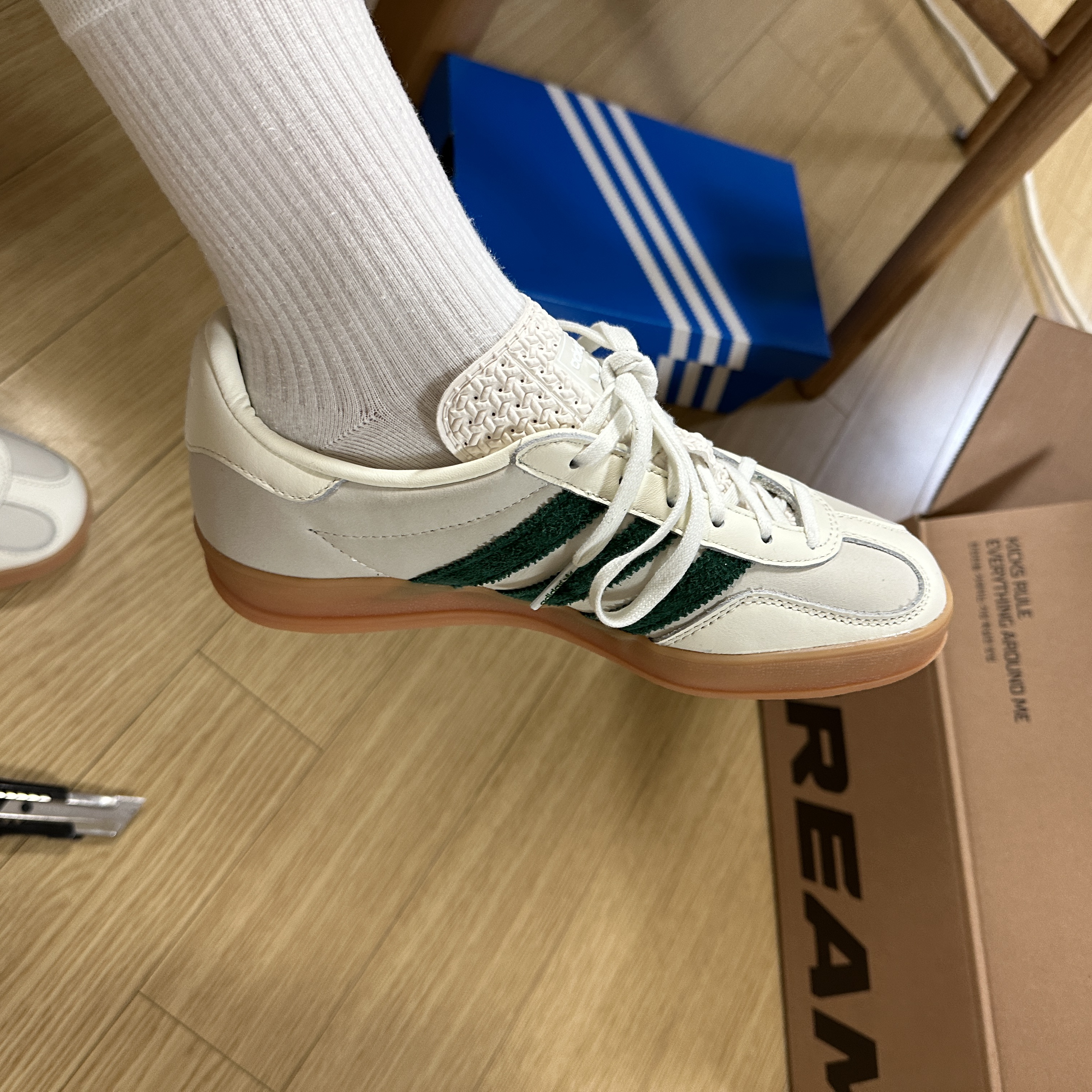 Adidas x Emmi Gazelle Indoor Off White Dark Green 착용 스타일