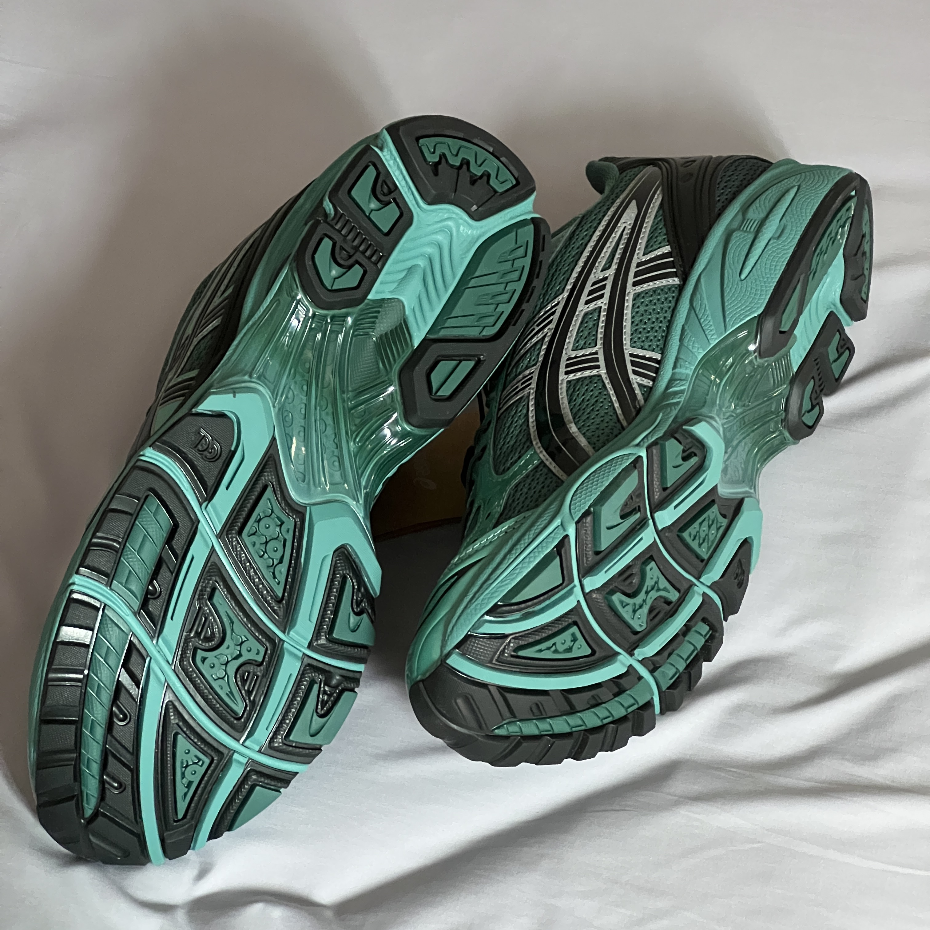 Asics x Unaffected Gel-Kayano 14 Uranus Green 착용 스타일 - 2