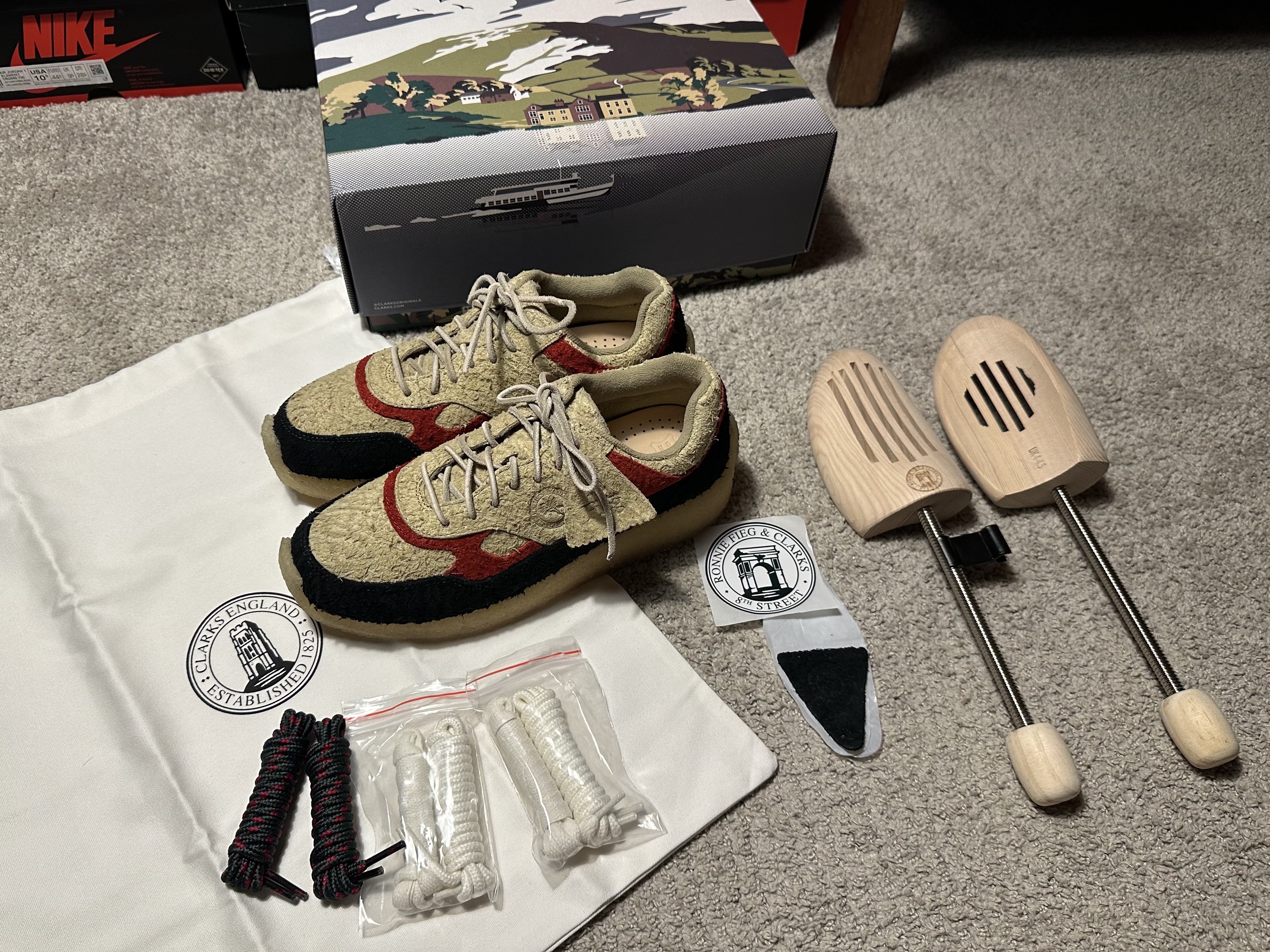 Clarks x Ronnie Fieg Lockhill 8th Street Hairy Suede Scarab 착용 스타일 - 1
