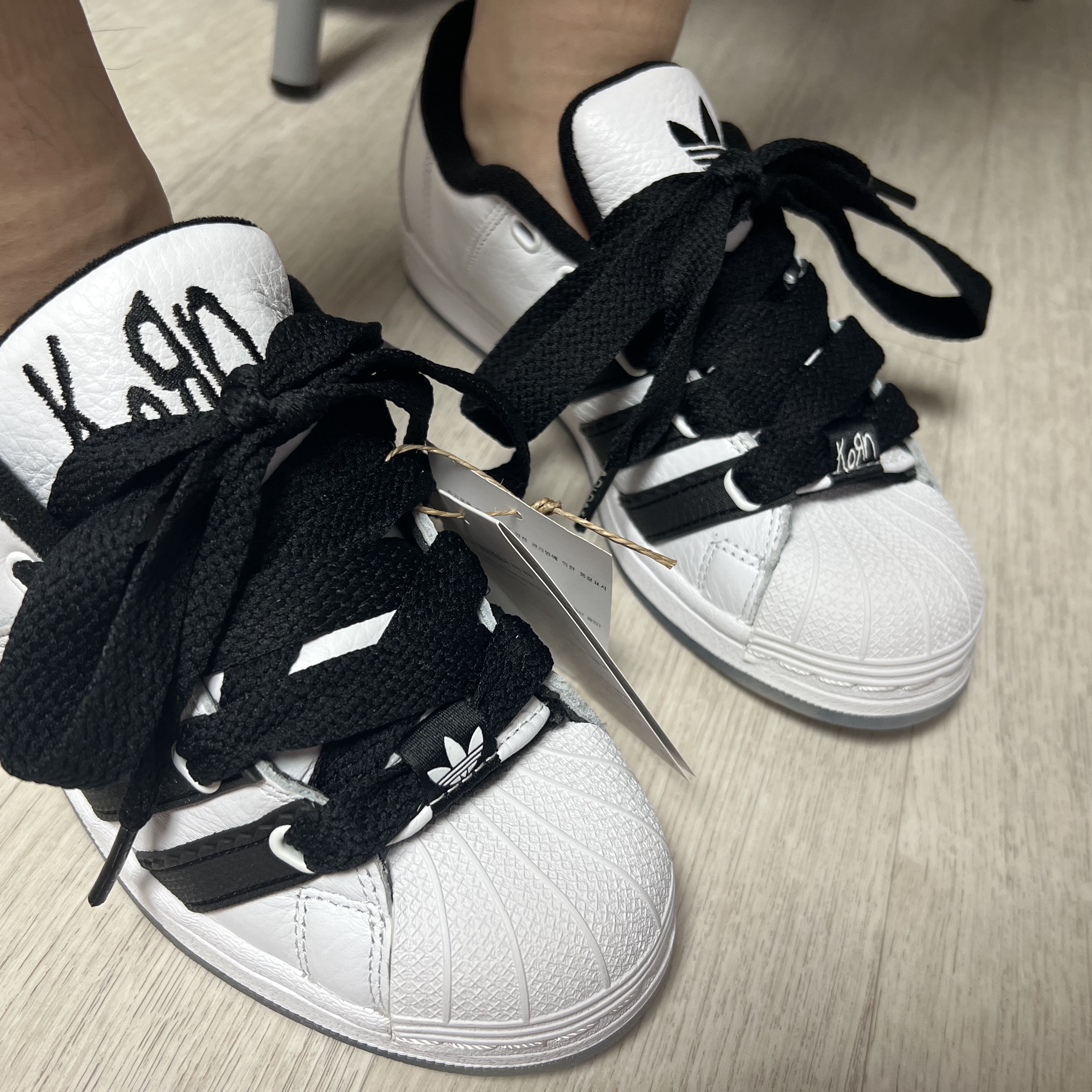 Adidas x KoRn Superstar Supermodified Cloud White Core Black 착용 스타일 - 2