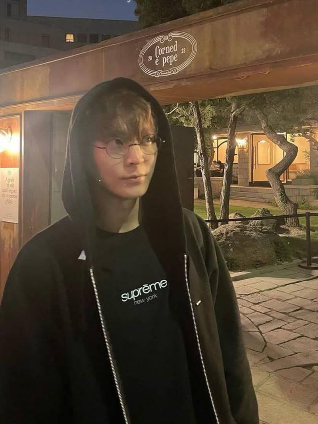 Supreme Small Box Hooded Sweatshirt Ash Grey - 23SS, Supreme Inside Out Box Logo Hooded Sweatshirt Heather Grey - 23SS 착용 스타일 - 4