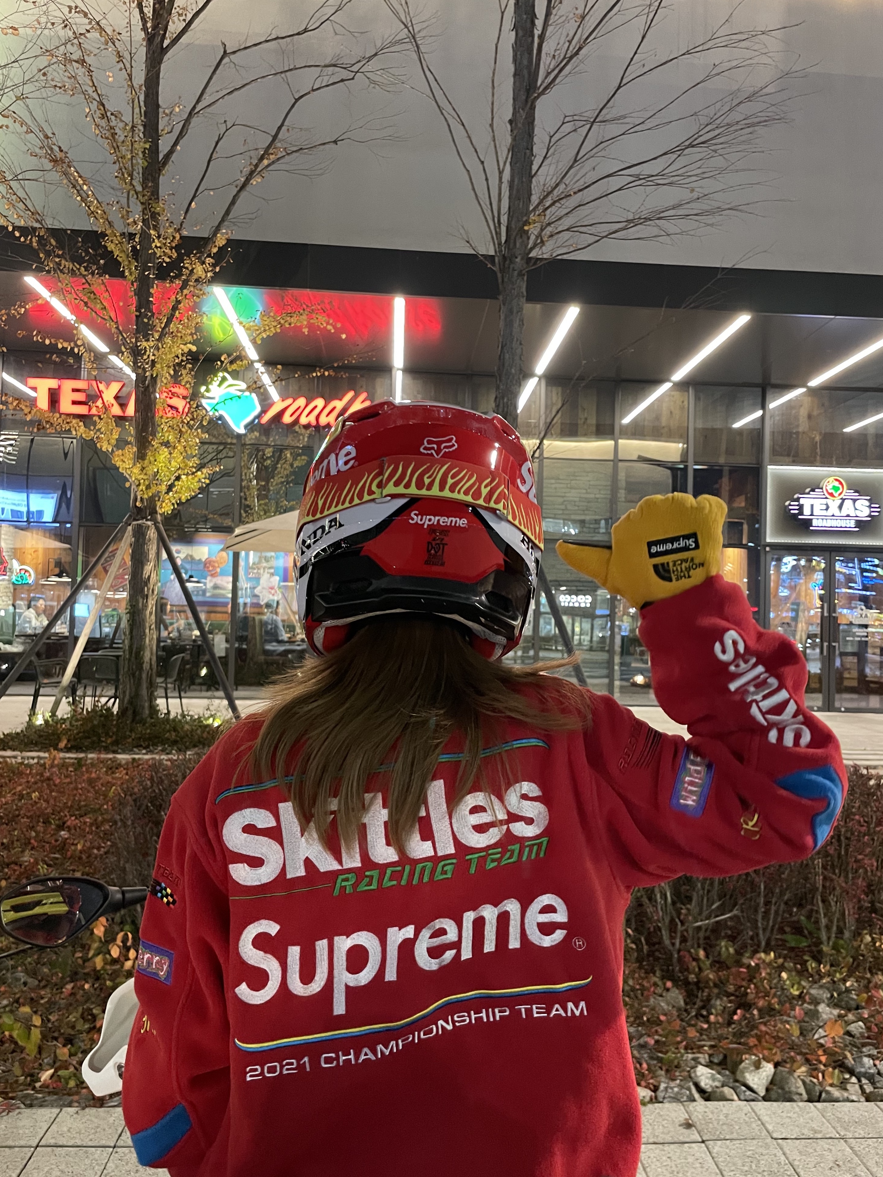 Supreme x Honda x Fox Racing V1 Helmet Red - 19FW, Supreme x Skittles Polartec Jacket Red - 21FW 착용 스타일 - 1