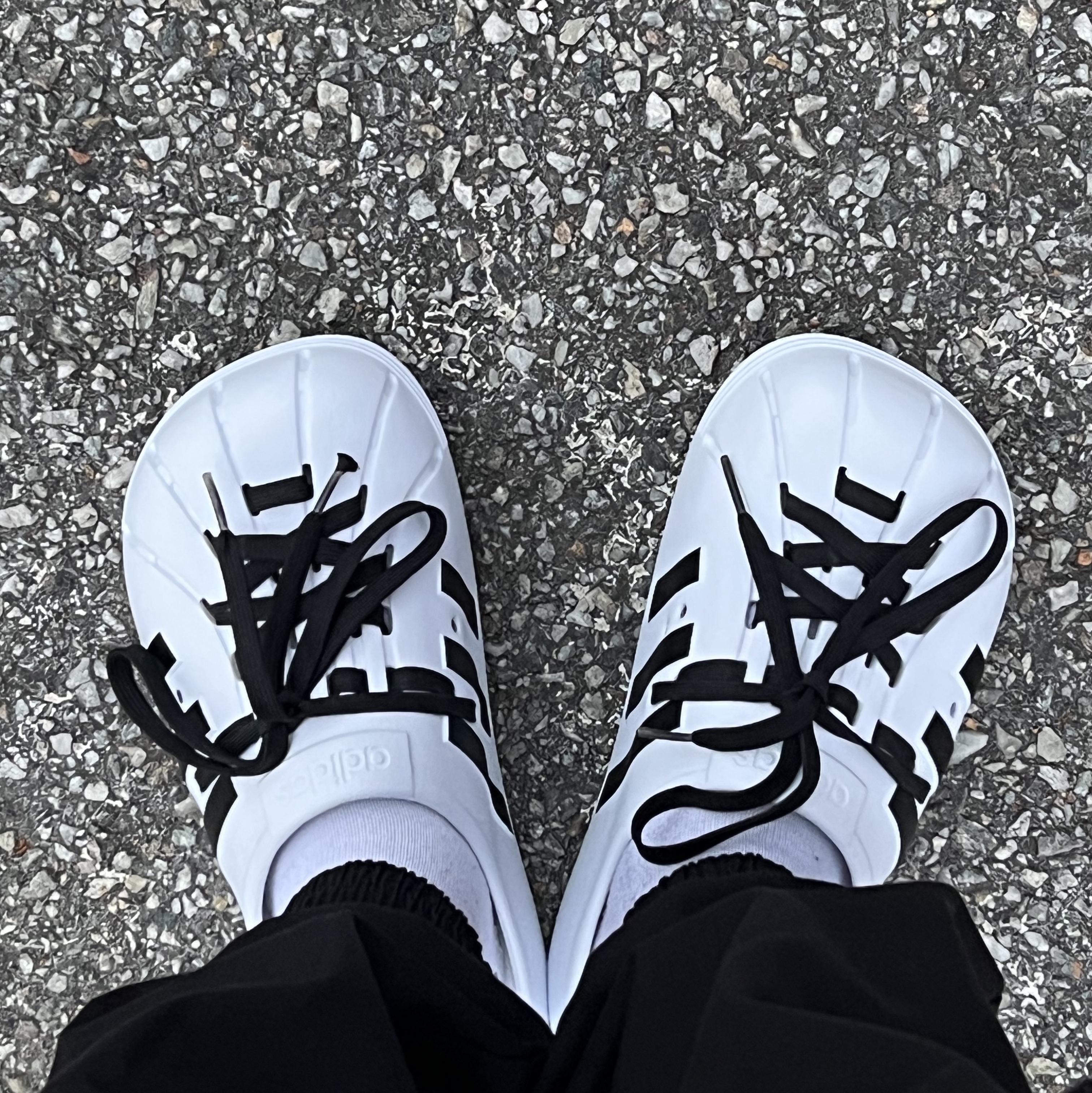 Adidas Adilette Clog White Black 착용 스타일