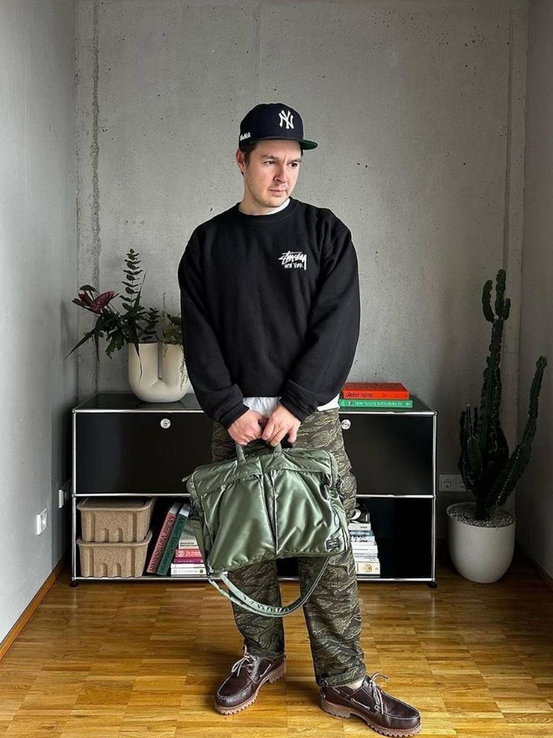 Porter Tanker 2Way Tote Bag Sage Green, Porter Tanker 2Way Briefcase Black 착용 스타일 - 2