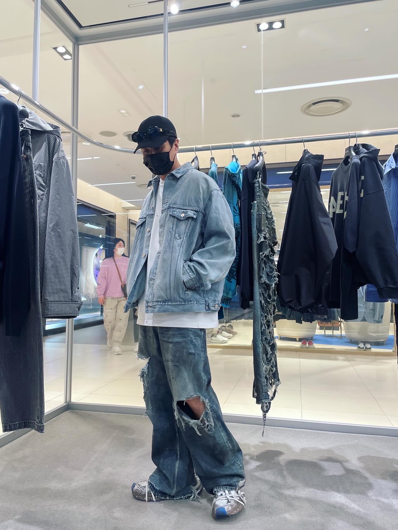 Balenciaga Baggy Pants Light Blue 착용 스타일 - 3