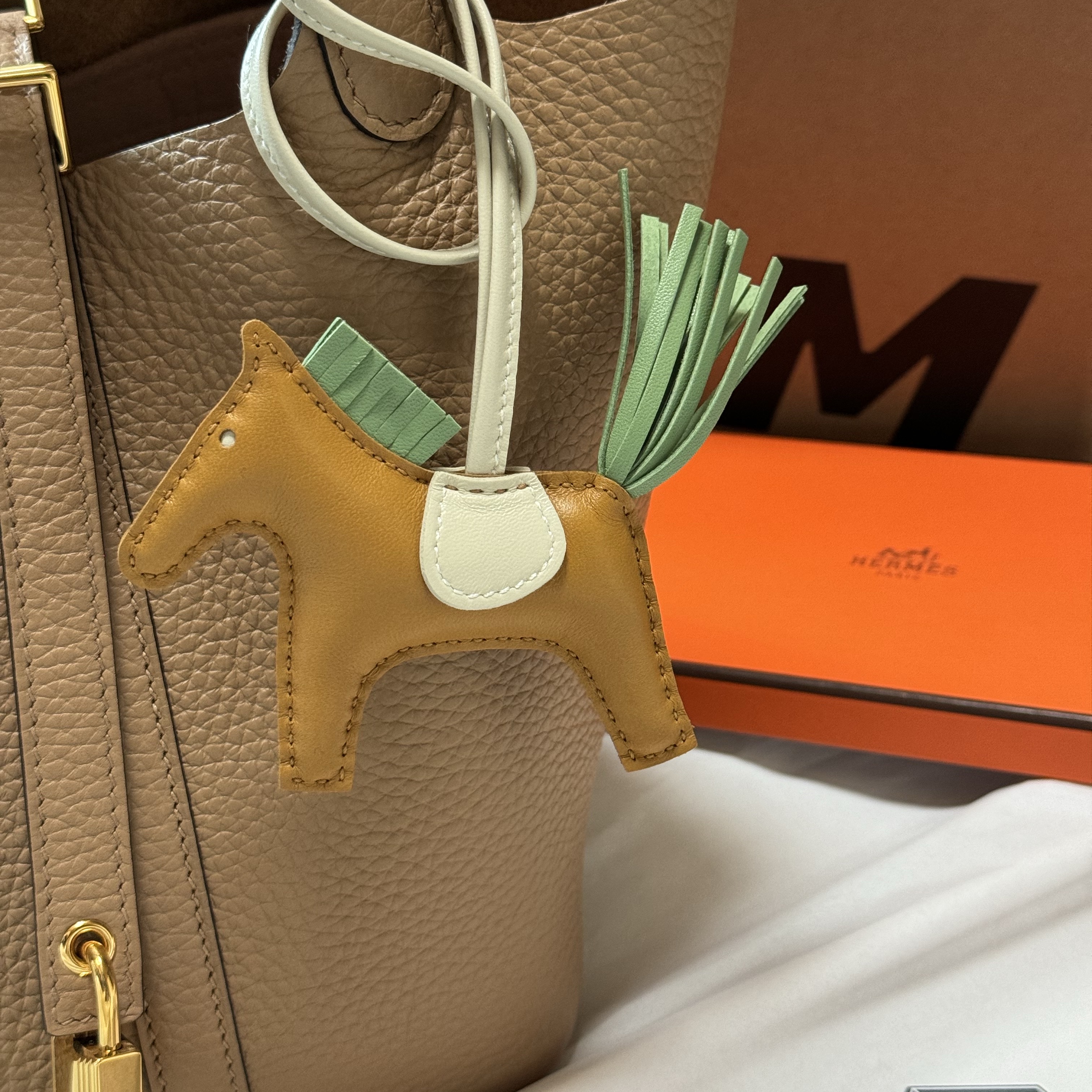 Hermes Rodeo PM Charm Milo & Sesame Vert Criquet Craie 착용 스타일 - 1
