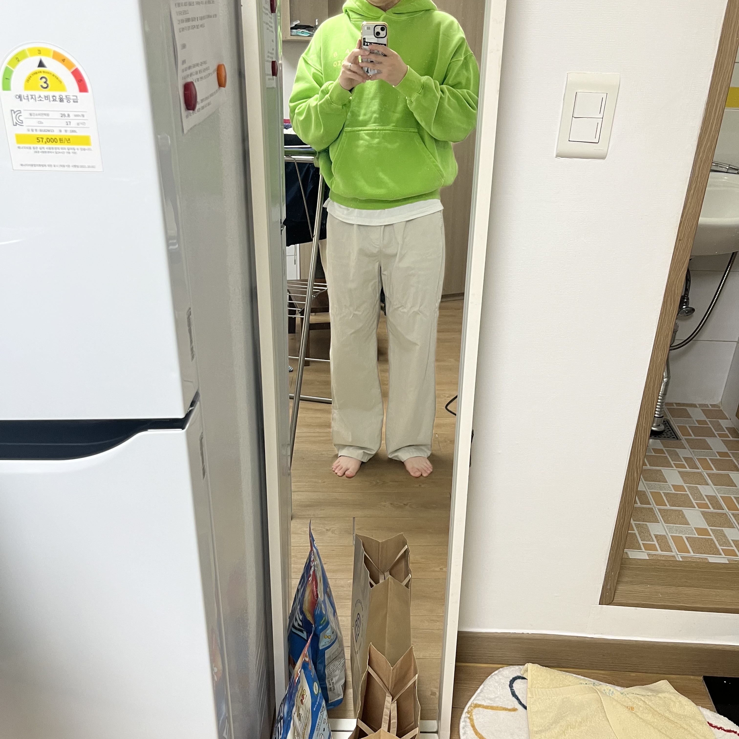 IAB Studio Pigment Hoodie & Sack Apple Green 착용 스타일
