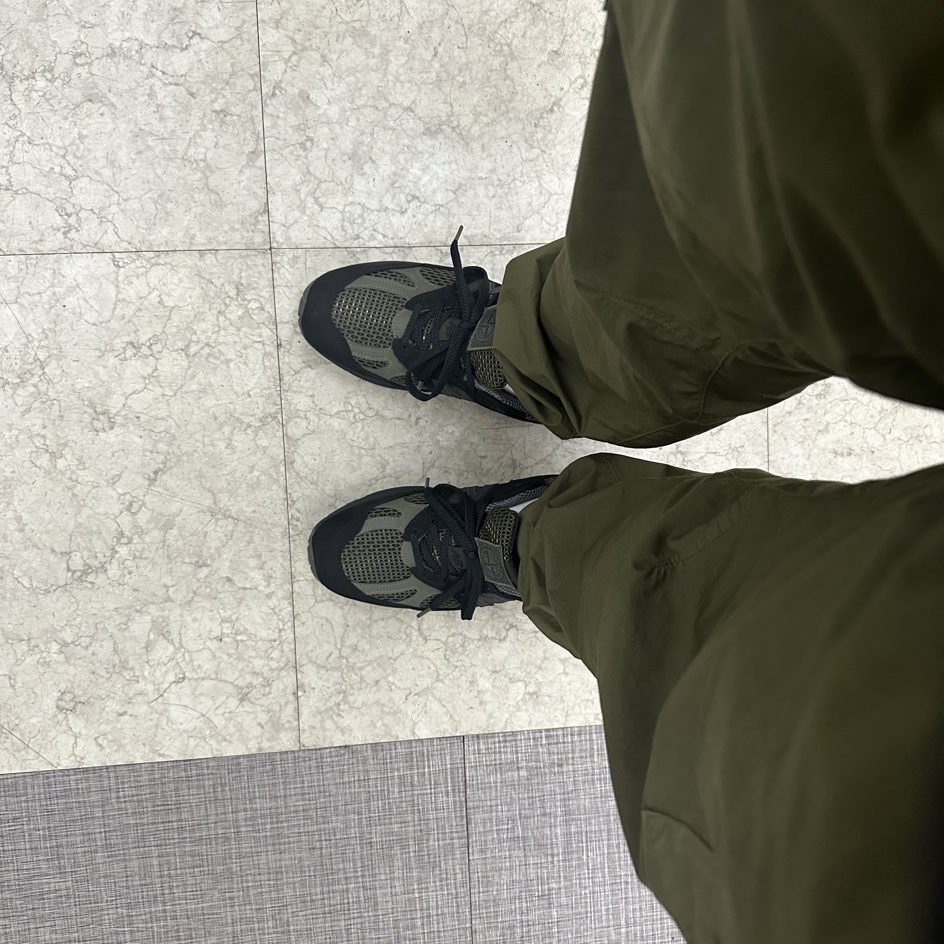 New Balance x Stone Island 991v2 Made in UK Black Olive Night 착용 스타일 - 3